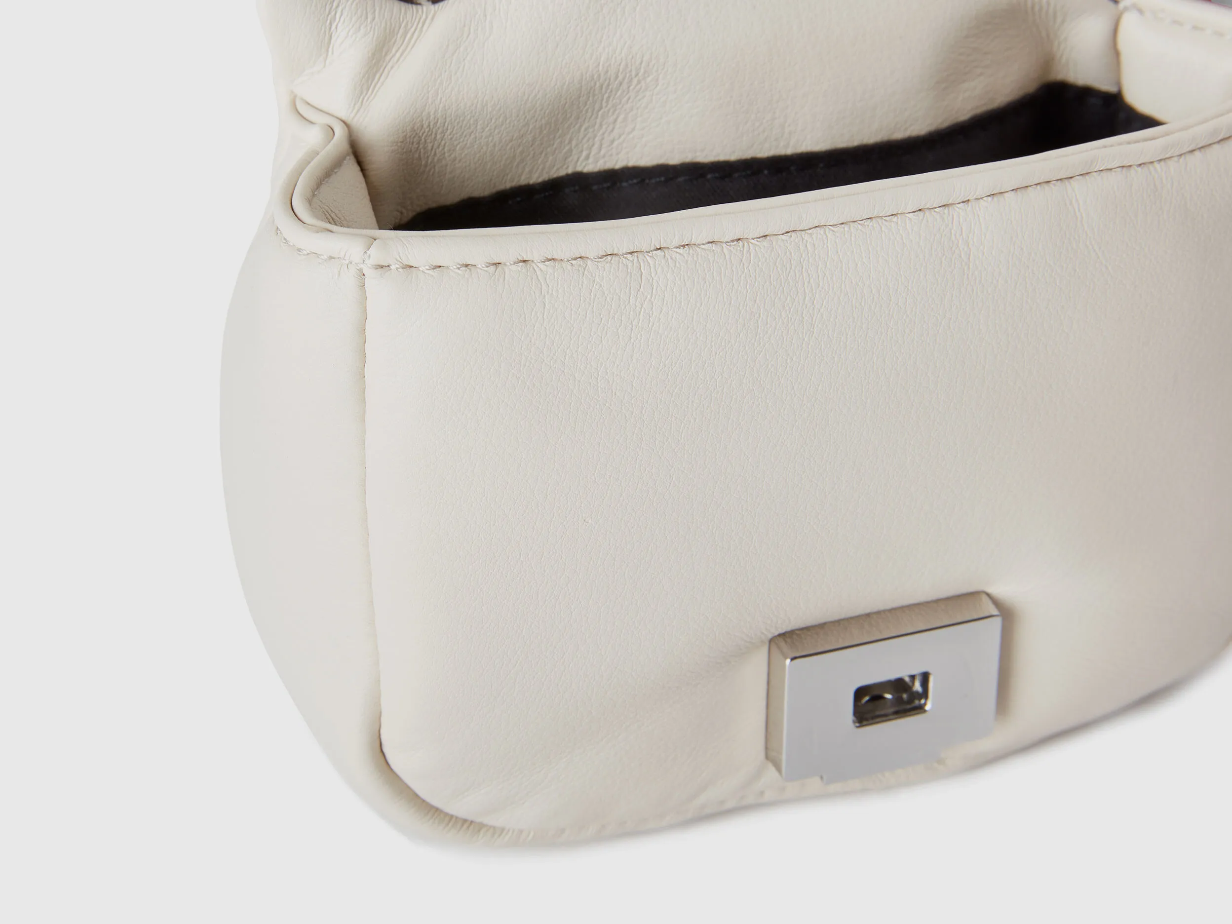 Bolso acolchado con bandolera