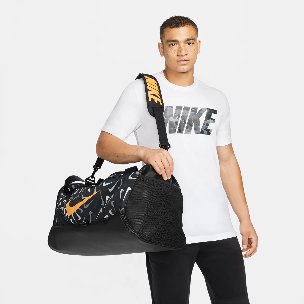 Bolso Entrenamiento Nike Brasilia 9.5 Negro/Blanco/Naranjo