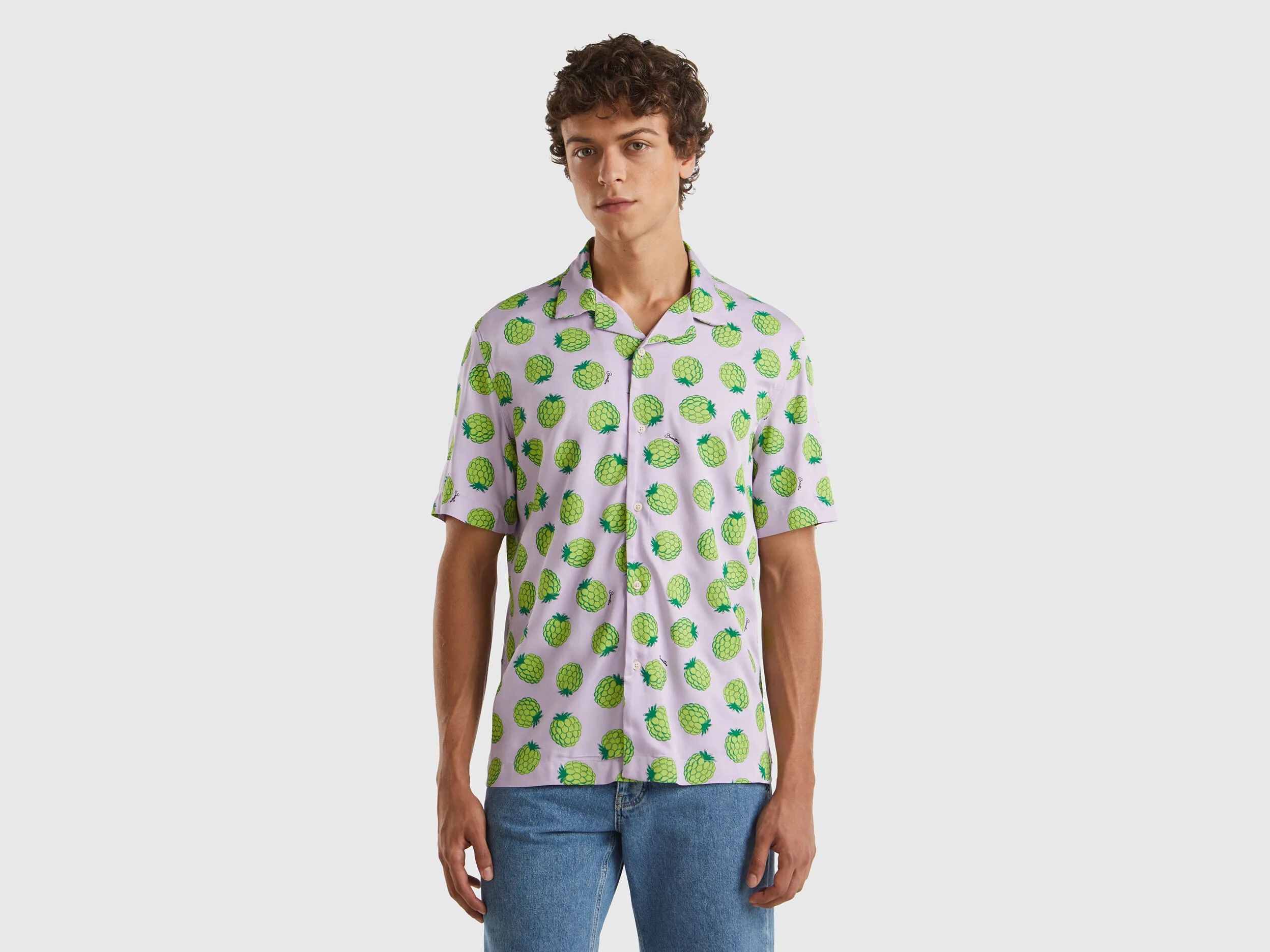 Camisa lila con estampado de moras