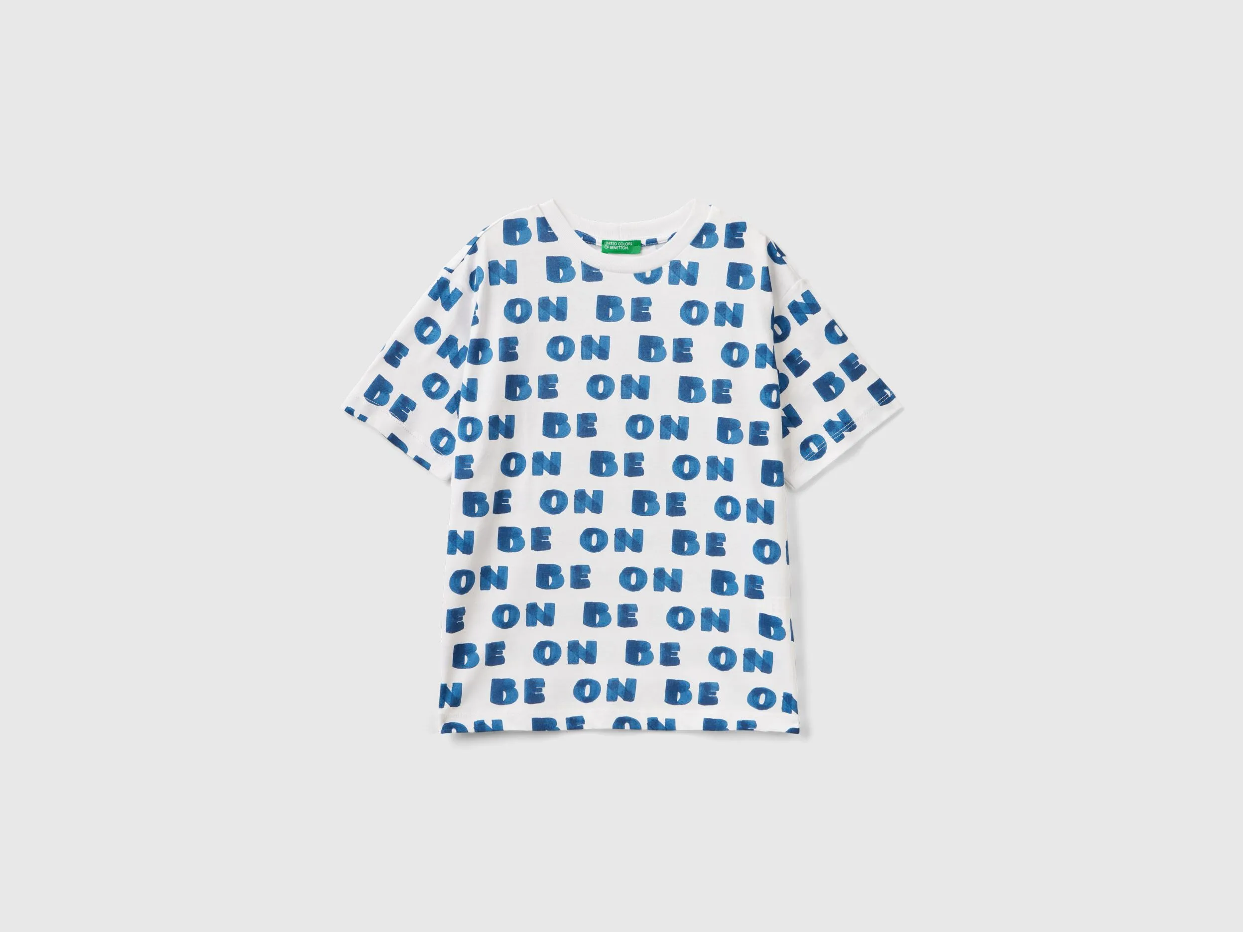 Camiseta con estampado "BE ON"