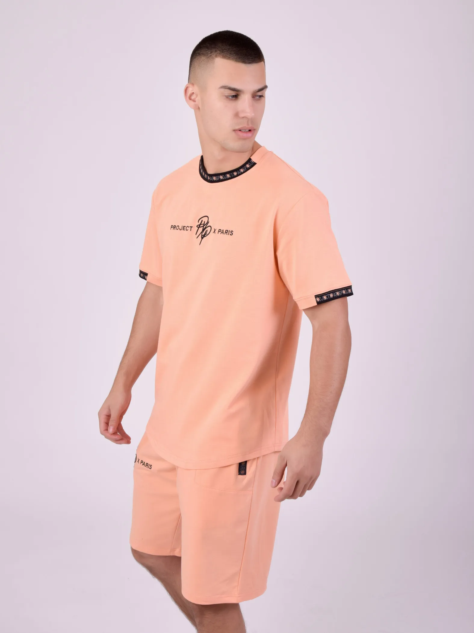 Camiseta lisa con banda con logotipo