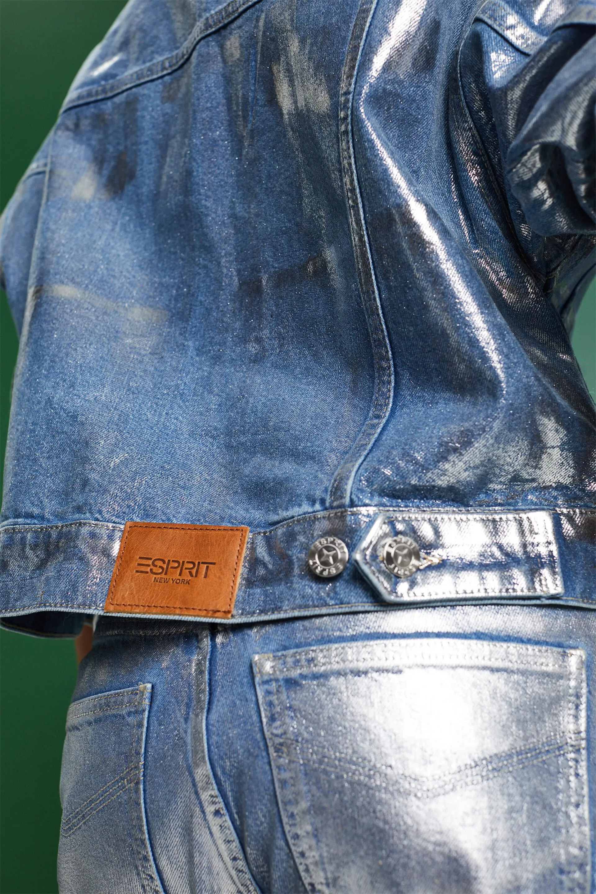 Chaqueta vaquera con acabado metalizado