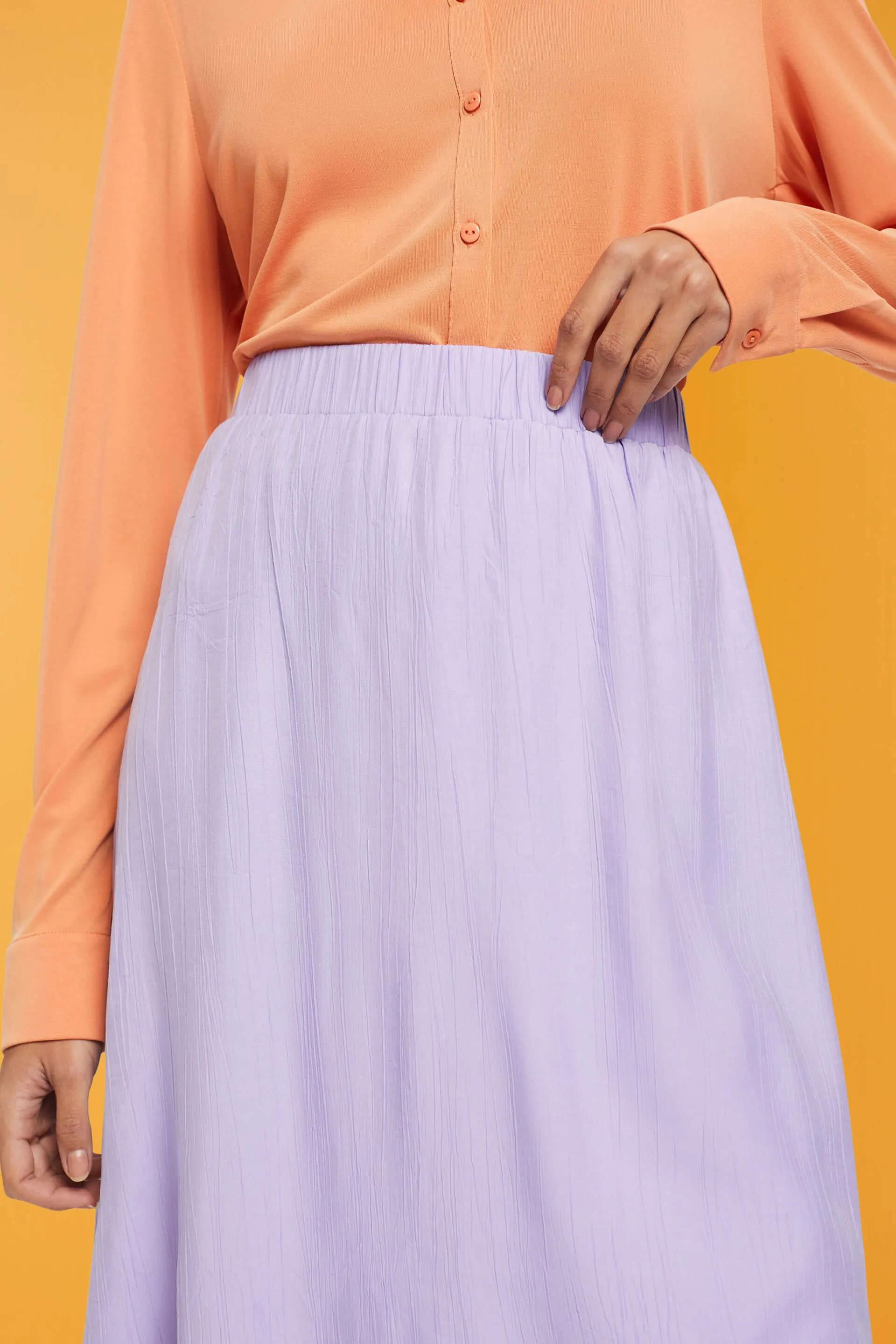 Falda midi con acabado arrugado
