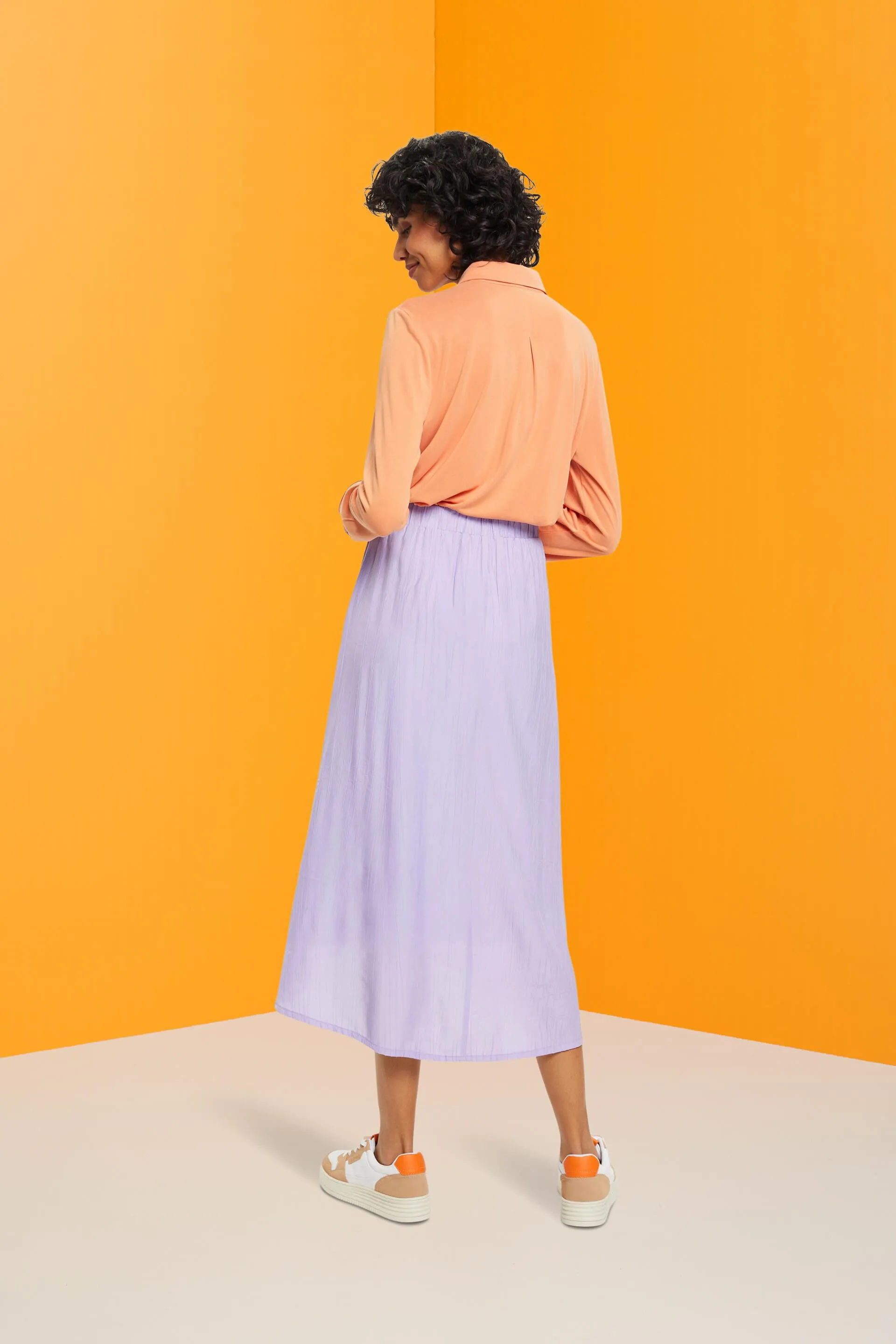 Falda midi con acabado arrugado