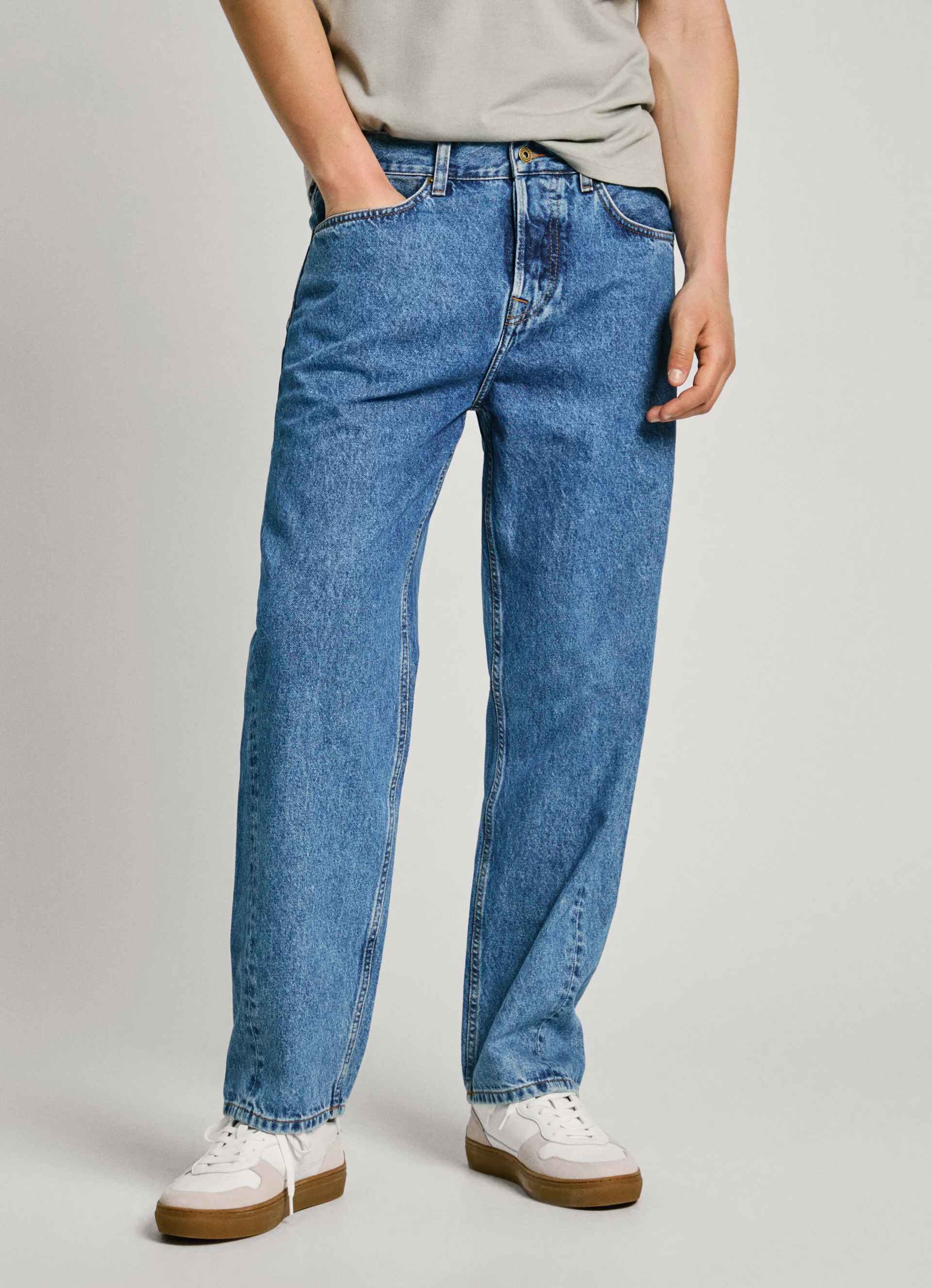 JEANS FIT LOOSE Y TIRO REGULAR  BARREL JEANS