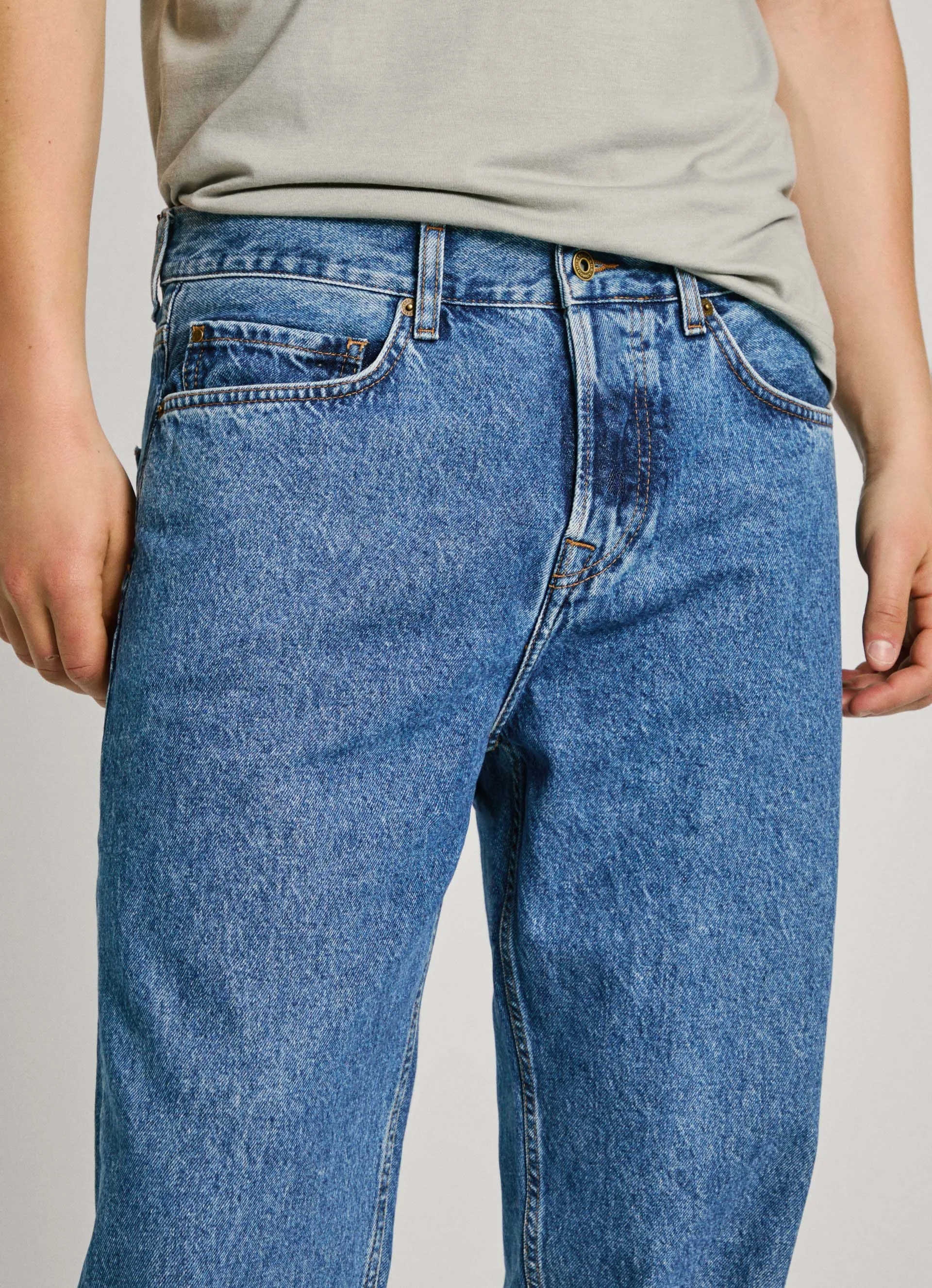 JEANS FIT LOOSE Y TIRO REGULAR  BARREL JEANS