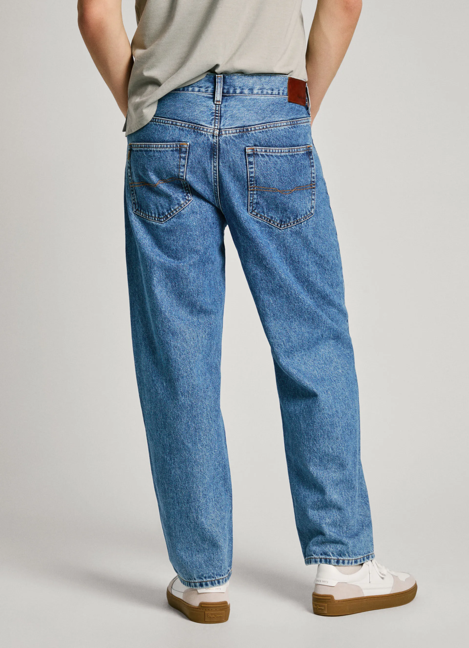 JEANS FIT LOOSE Y TIRO REGULAR  BARREL JEANS