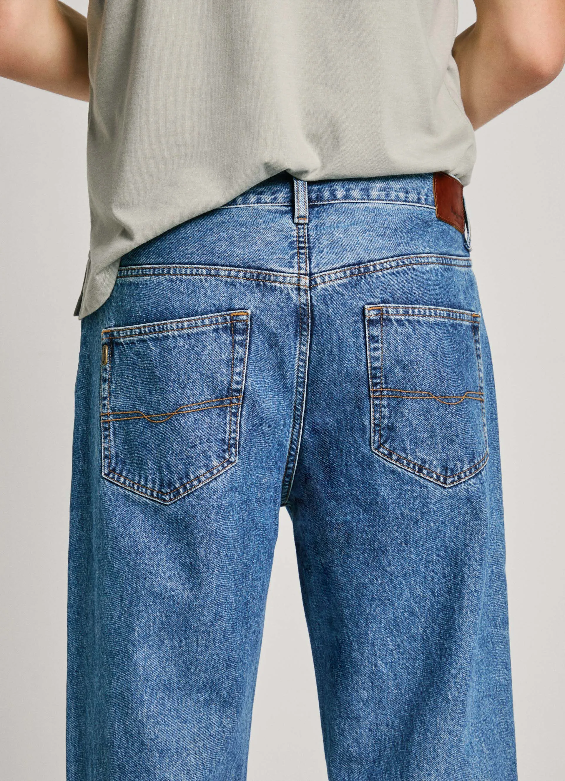 JEANS FIT LOOSE Y TIRO REGULAR  BARREL JEANS