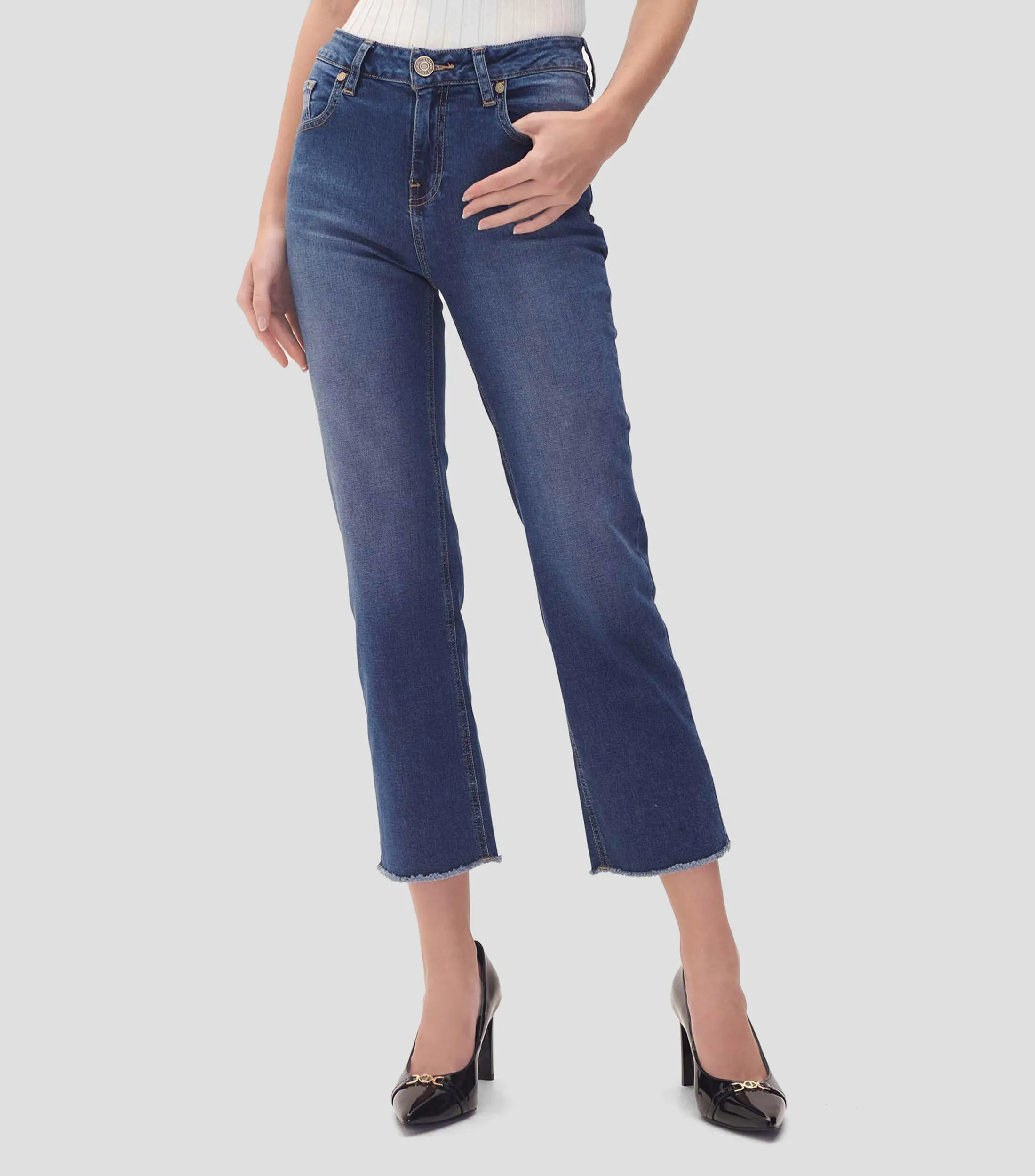 Julio Jeans Recto Tiro Medio Deshilado Mujer