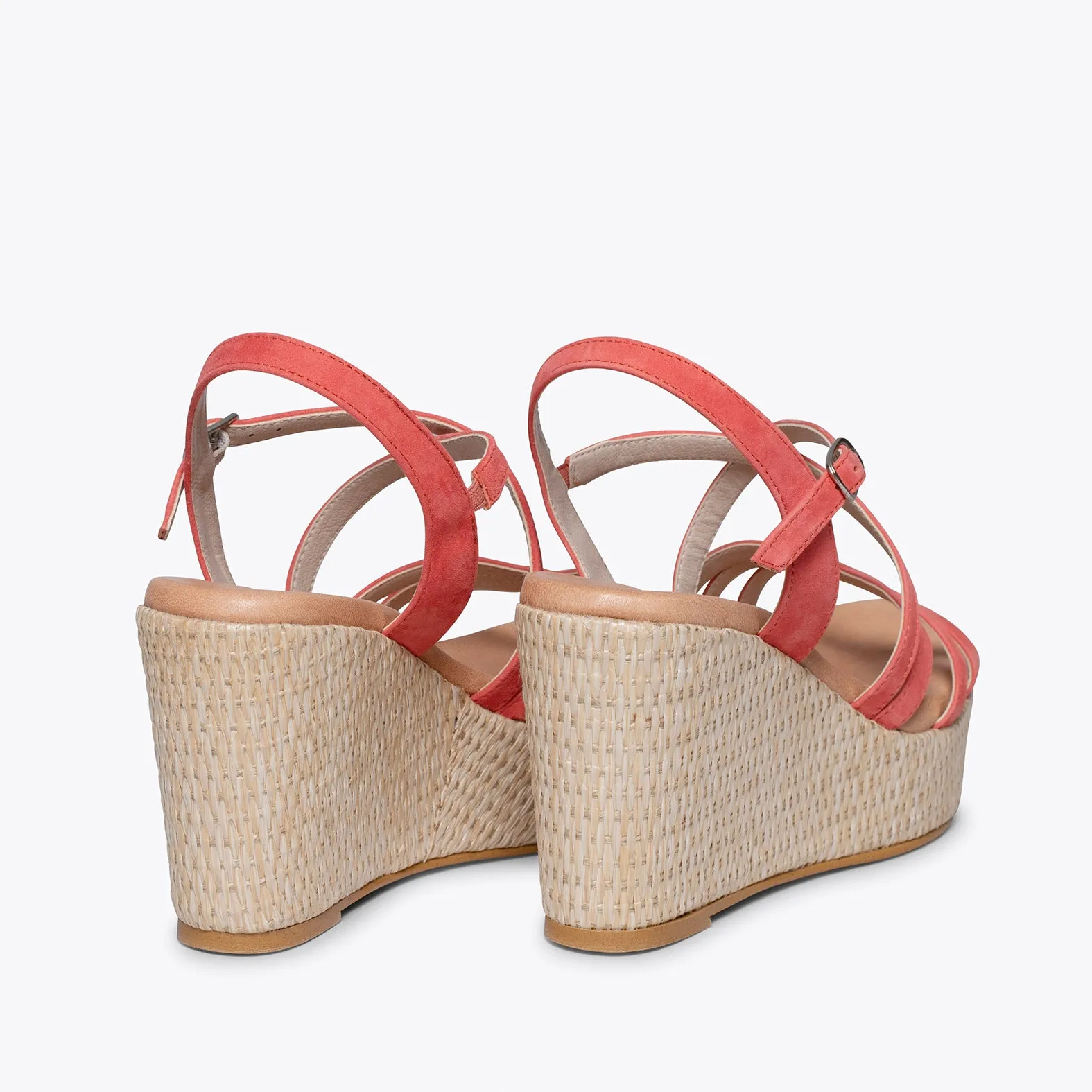 MICONOS Cuña con plataforma de rafia y tiras cruzadas CORAL