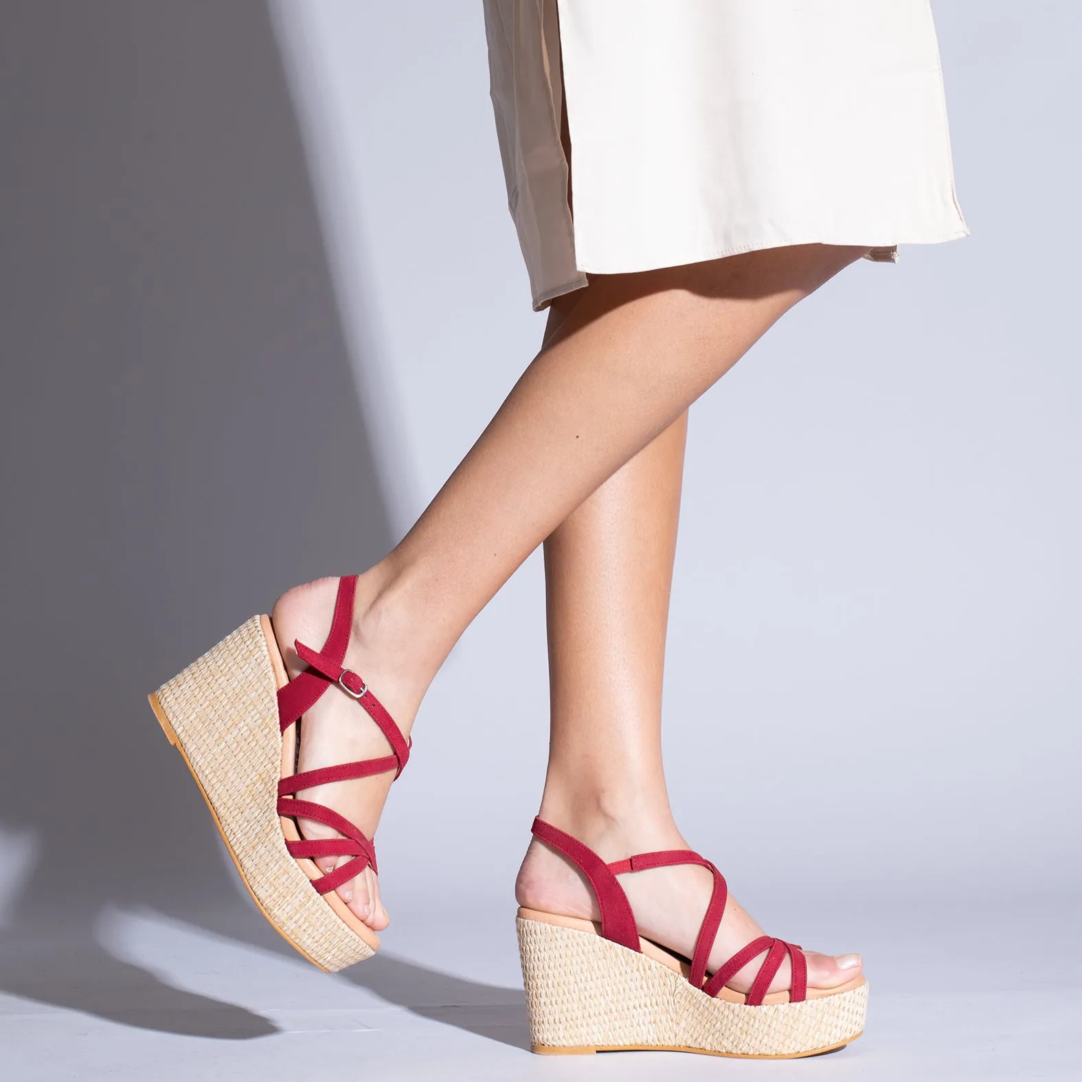 MICONOS Cuña con plataforma de rafia y tiras cruzadas ROJO