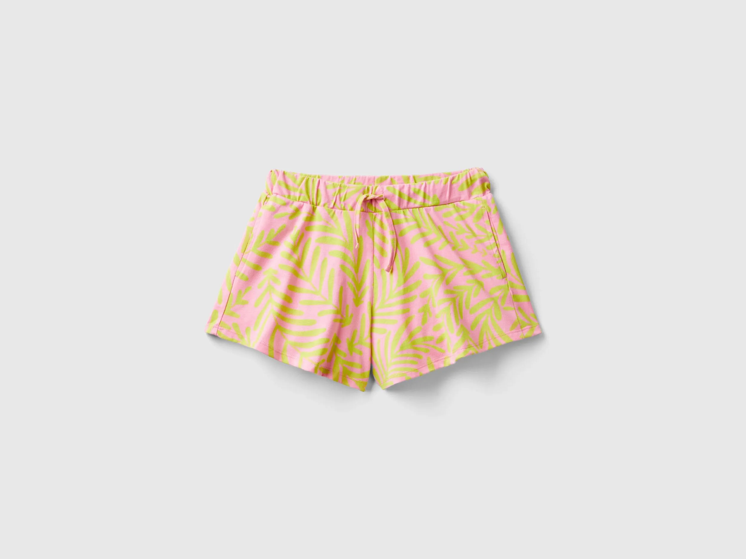 Pantalón corto rosa claro con estampado tropical