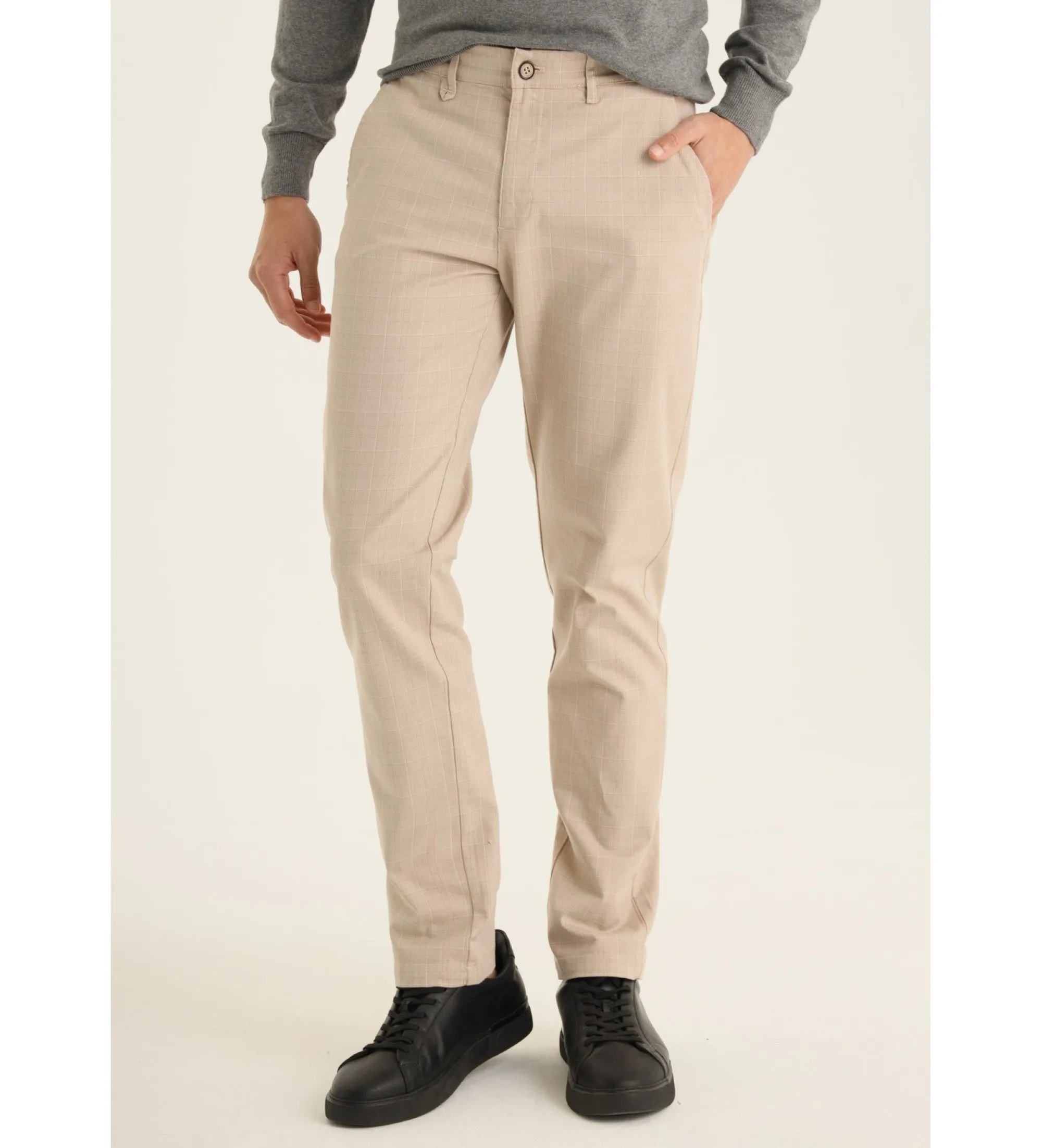 PANTALONES CHINO SLIM  TIRO MEDIO CON ESTAMPADO DE CUADROS BEIGE