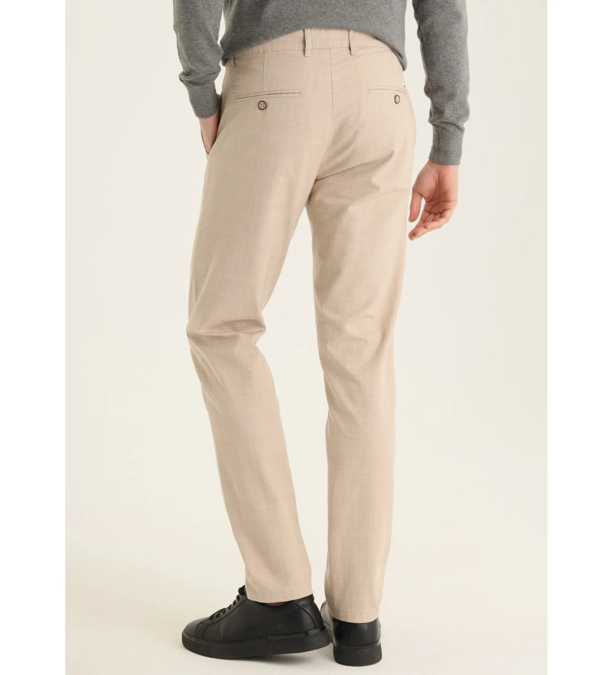 PANTALONES CHINO SLIM  TIRO MEDIO CON ESTAMPADO DE CUADROS BEIGE