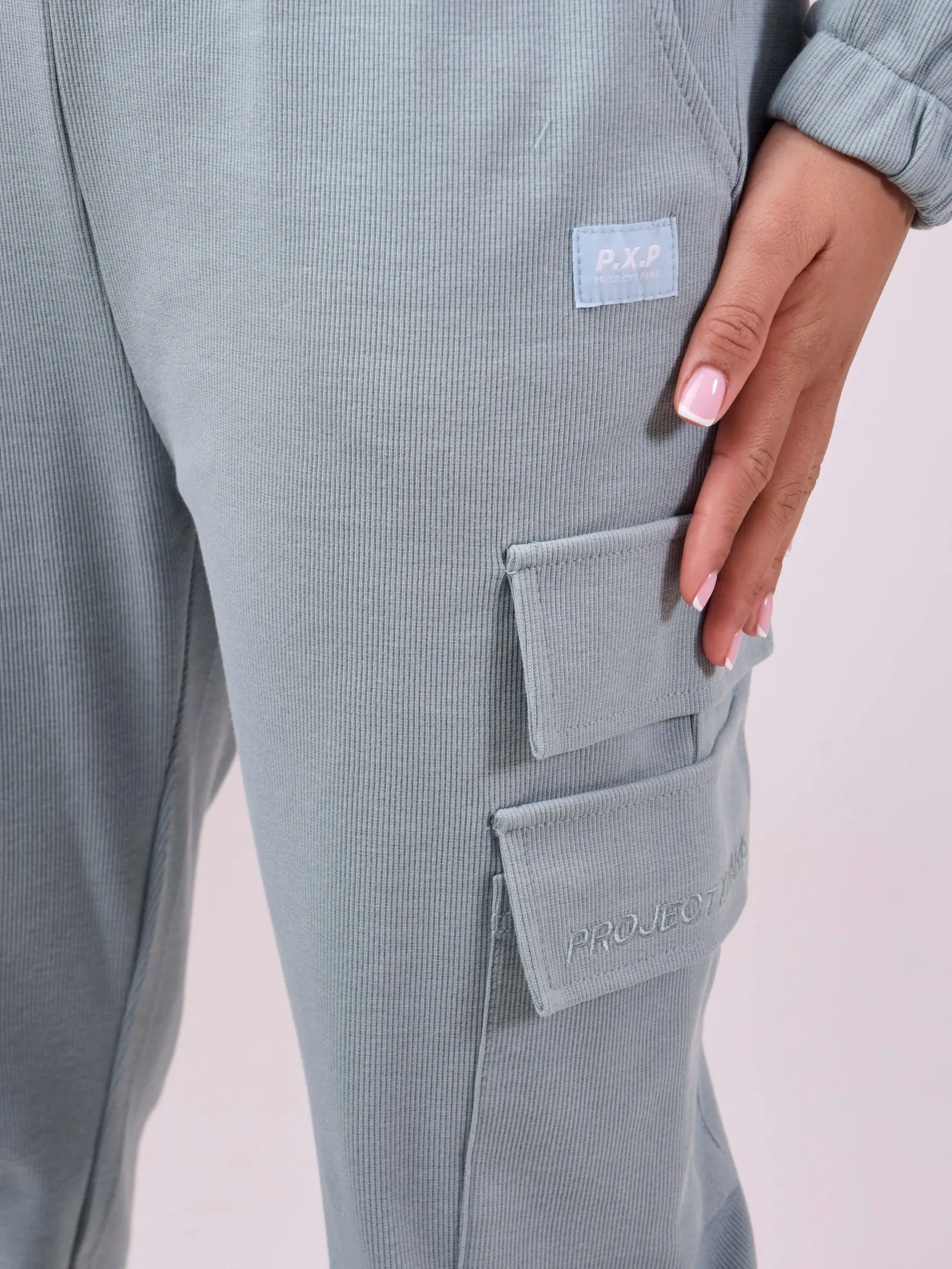 Pantalón de chándal acanalado con múltiples bolsillos