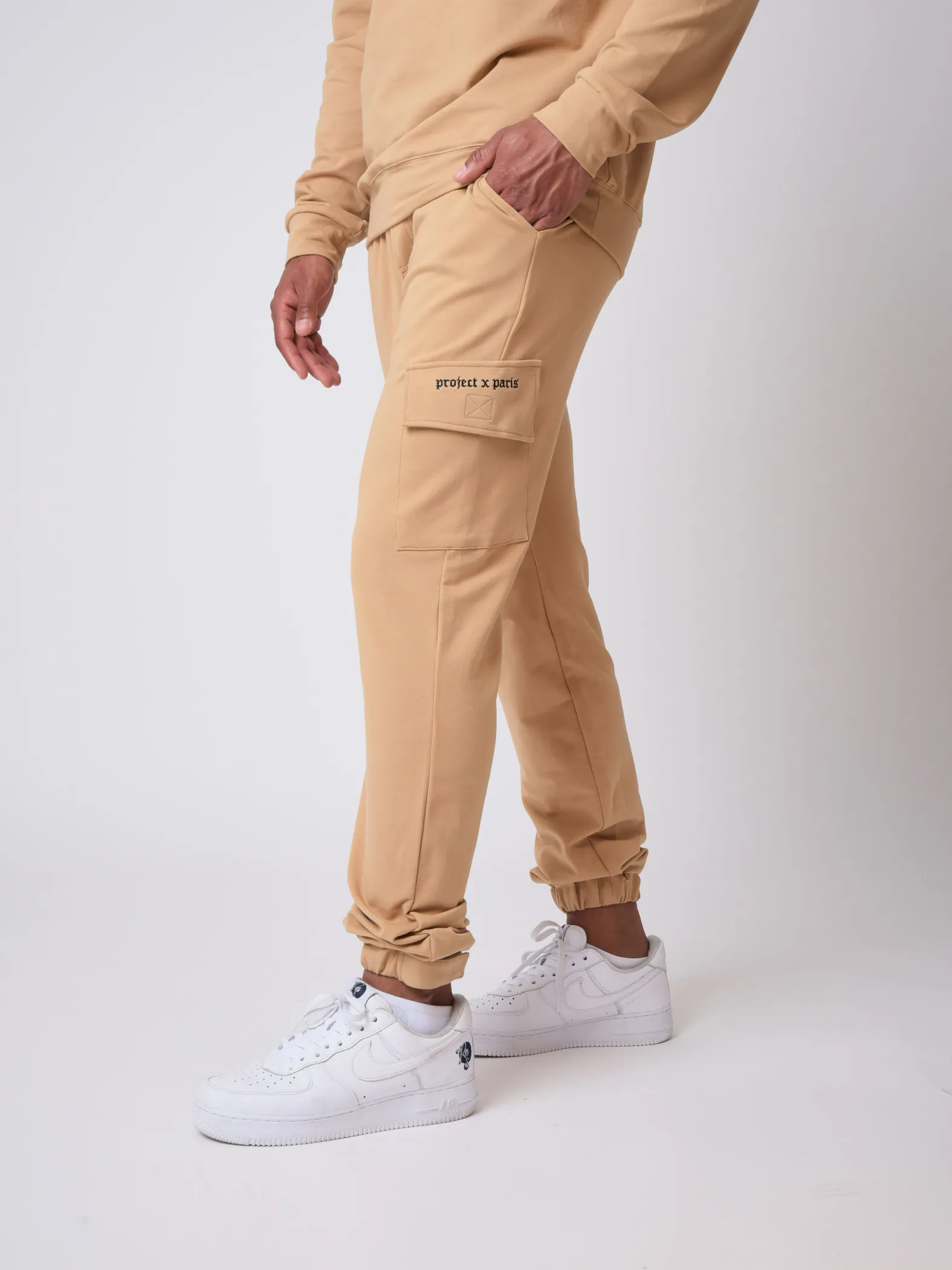 Pantalón de chándal con bolsillos y estampado gótico