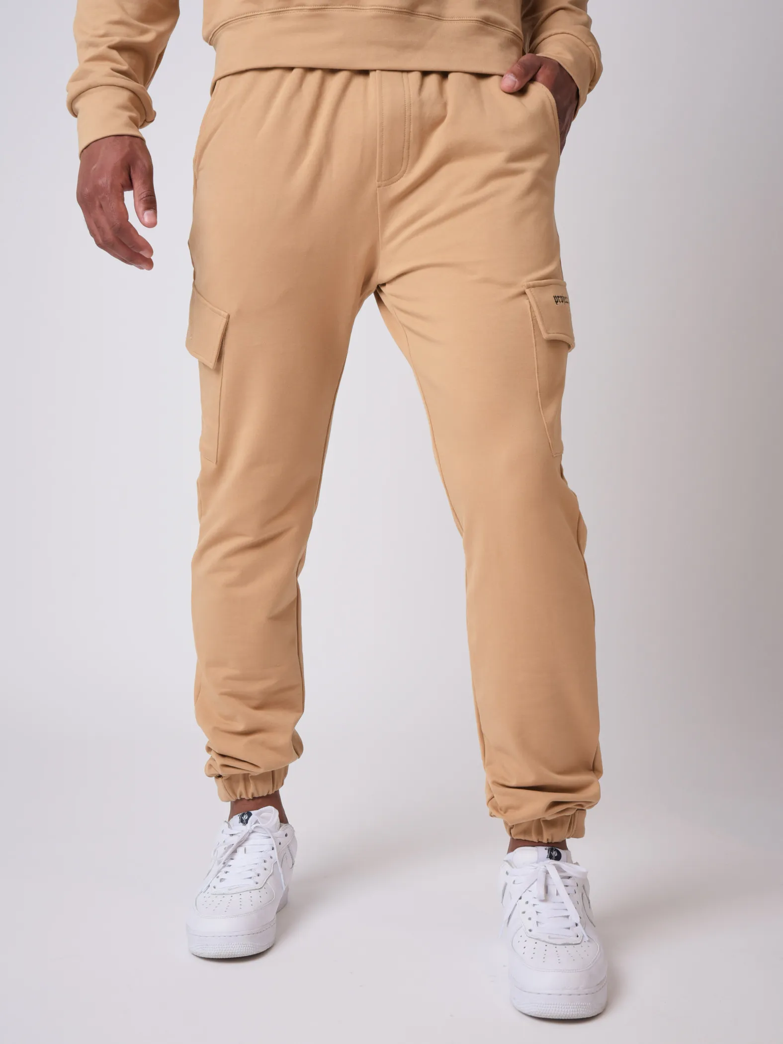 Pantalón de chándal con bolsillos y estampado gótico