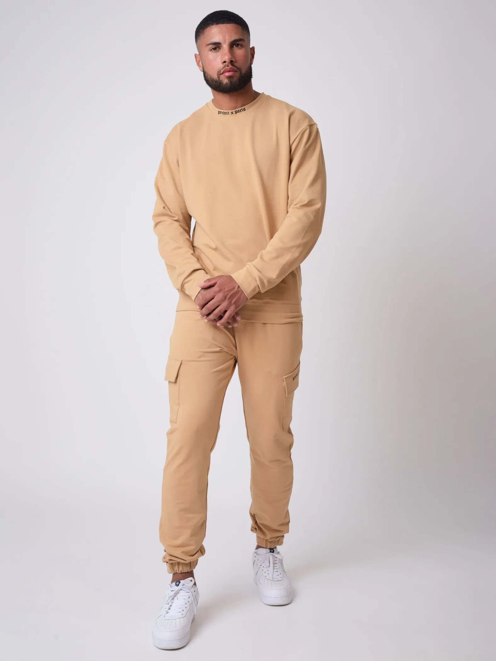 Pantalón de chándal con bolsillos y estampado gótico
