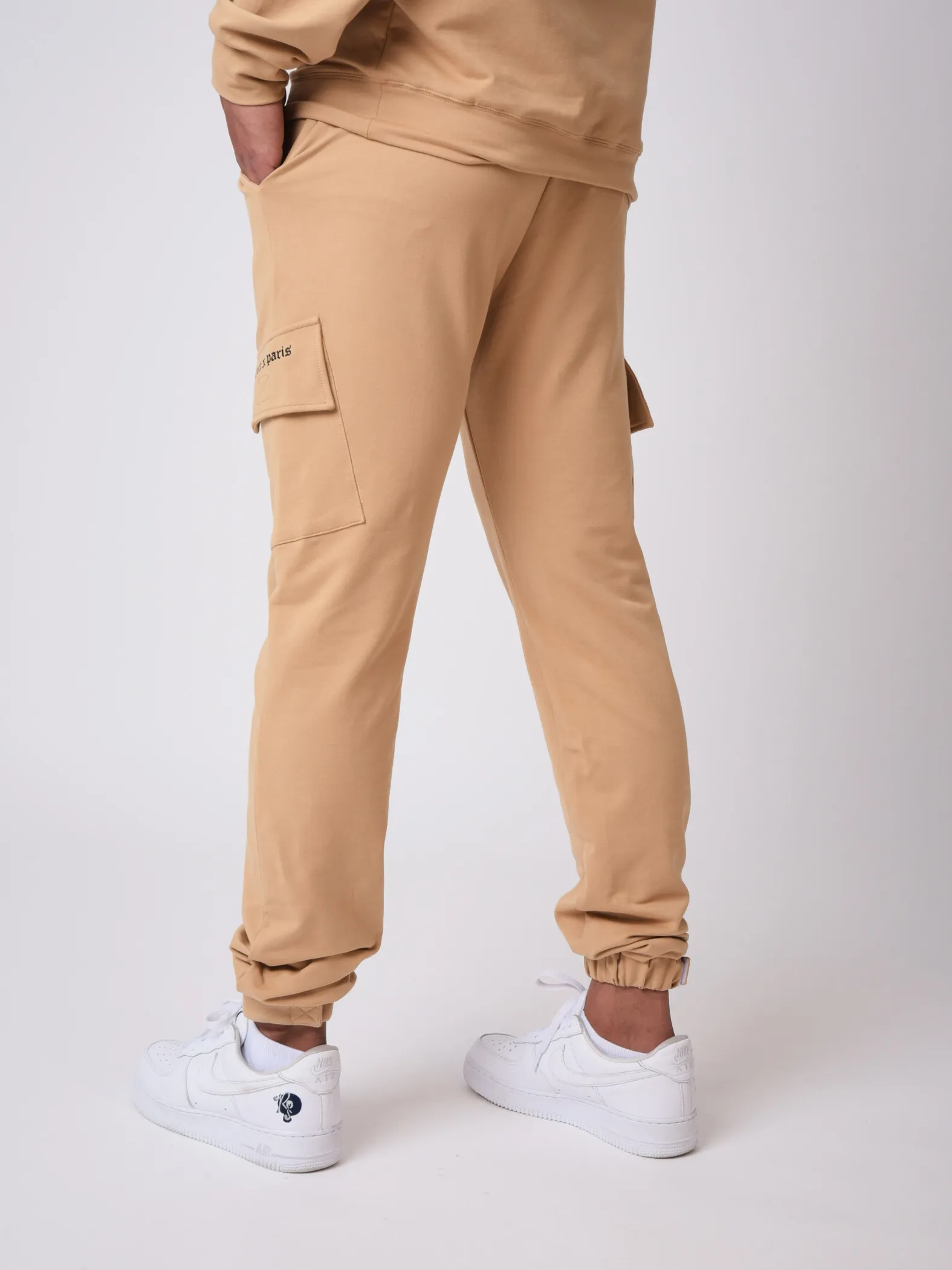 Pantalón de chándal con bolsillos y estampado gótico
