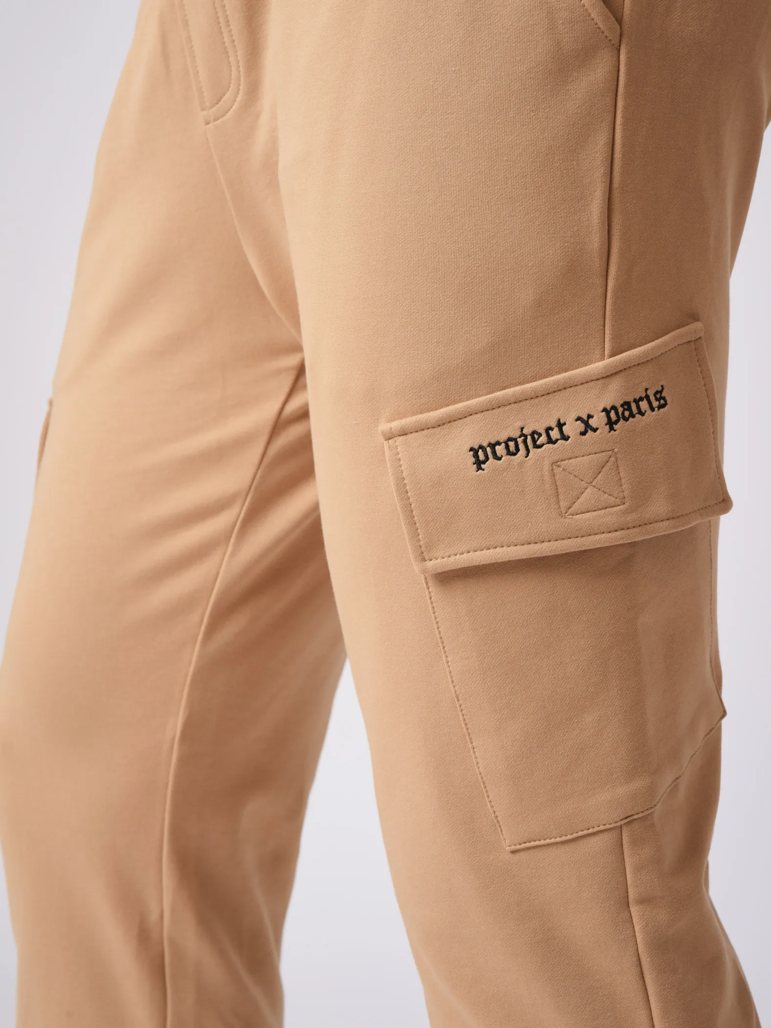 Pantalón de chándal con bolsillos y estampado gótico