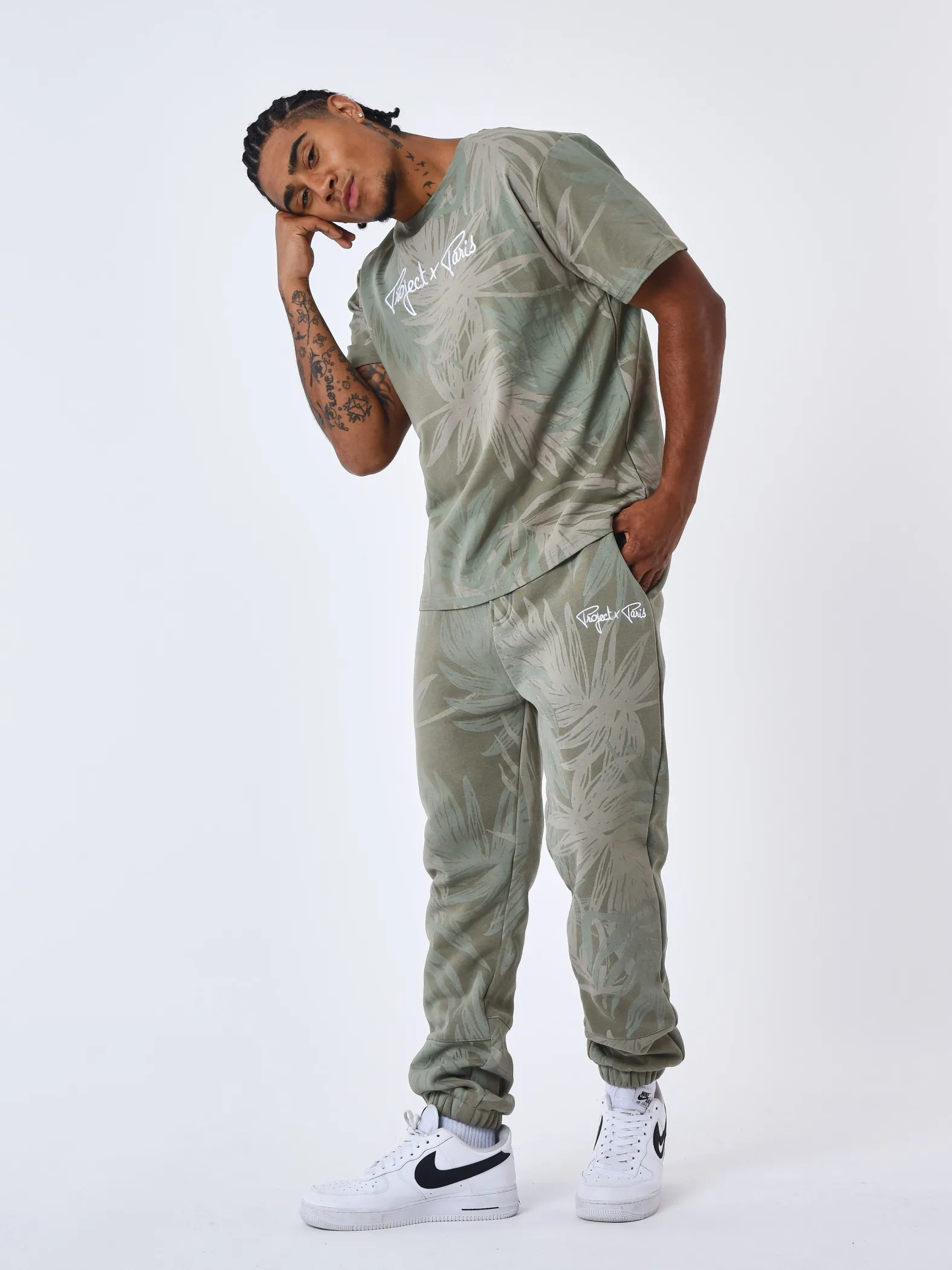 Pantalón de chándal con estampado integral de hojas de palmera