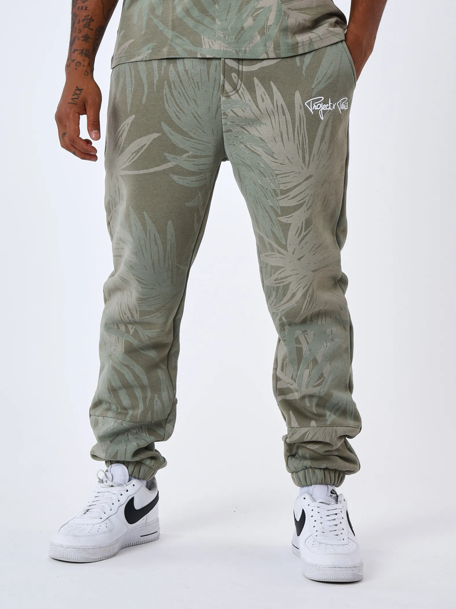 Pantalón de chándal con estampado integral de hojas de palmera