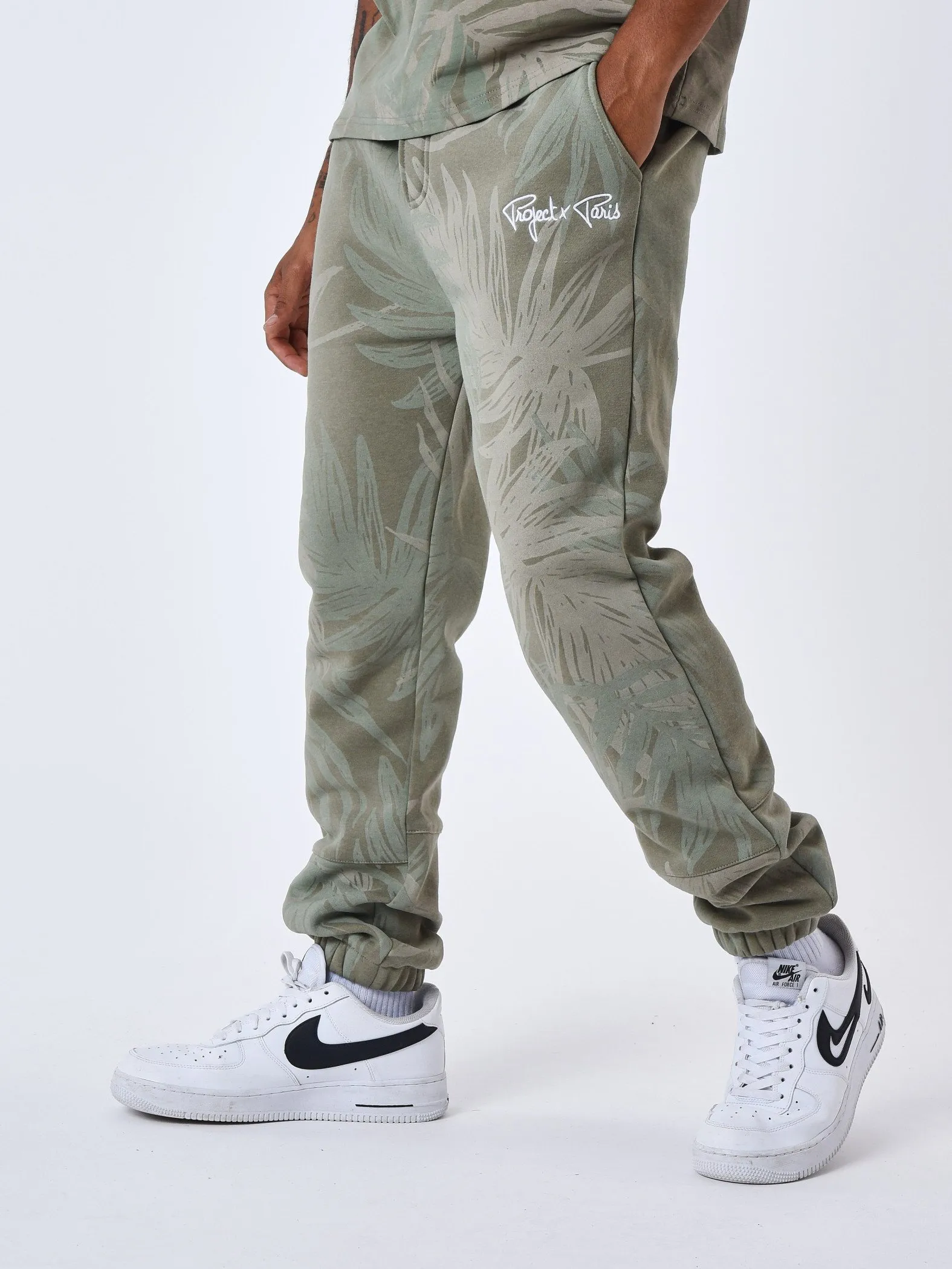 Pantalón de chándal con estampado integral de hojas de palmera