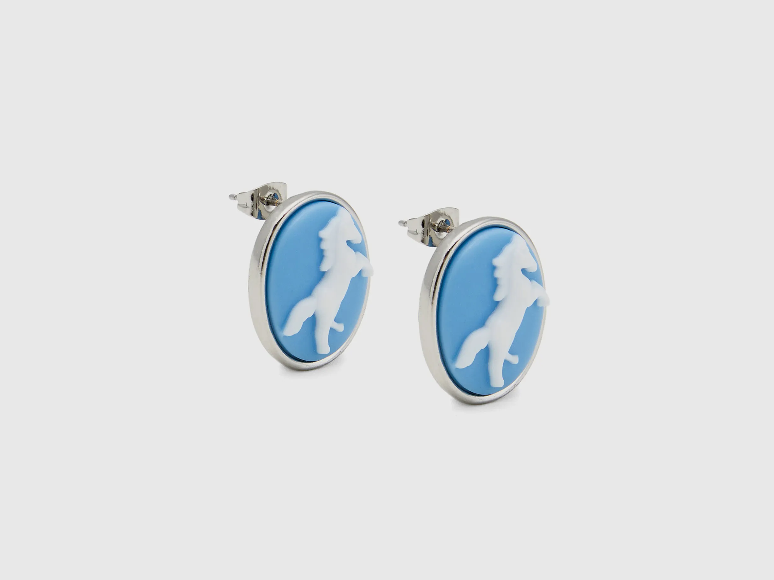 Pendientes de tuerca celestes con camafeo