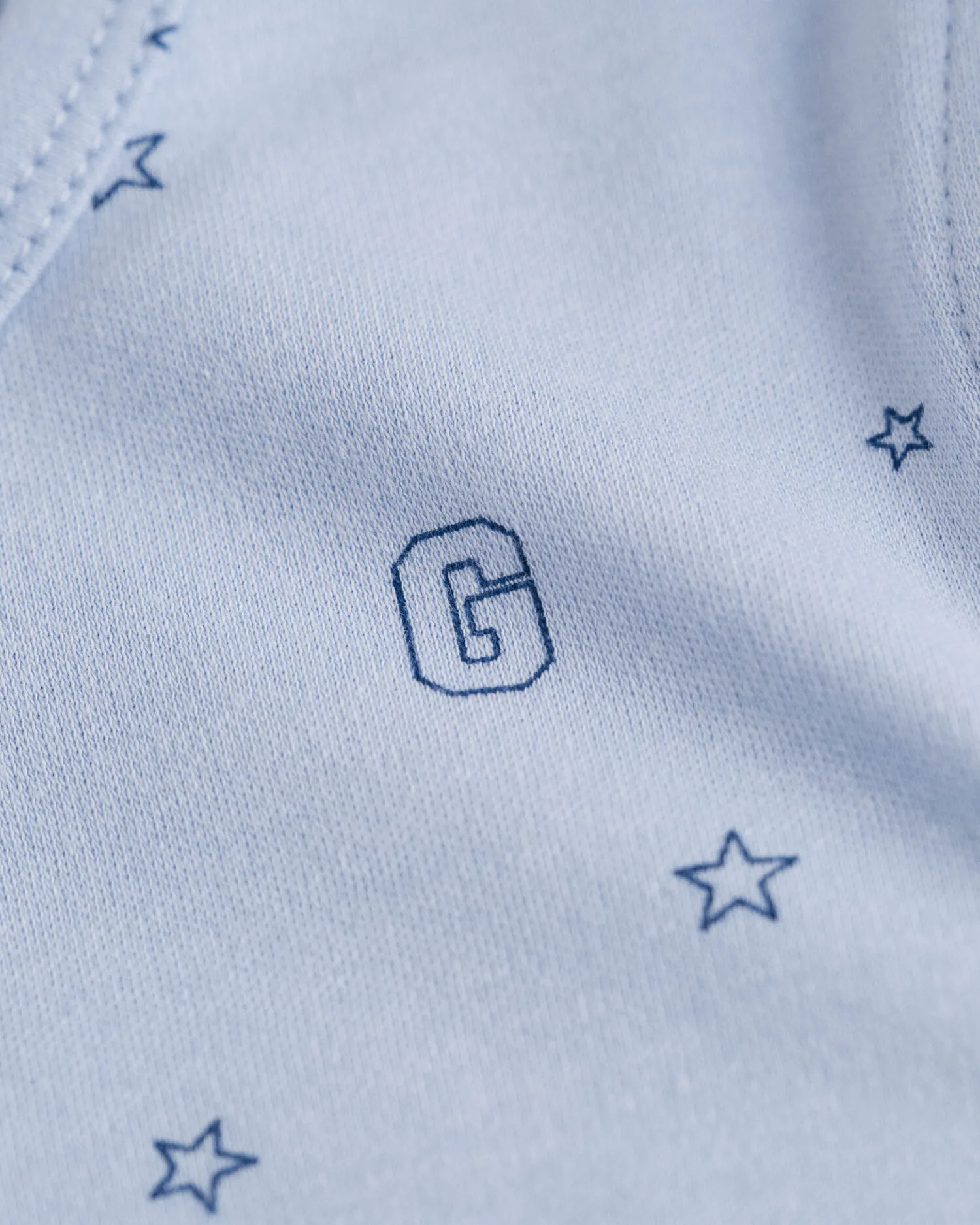 Pijama con estampado de estrellas y G Baby