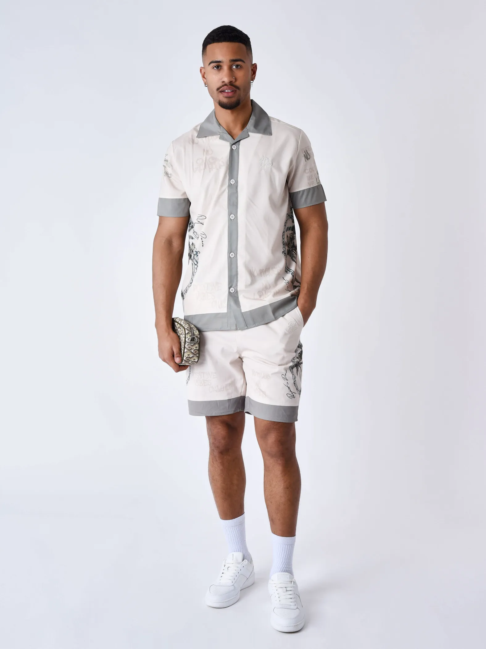 Short fluido con estampado de palmeras