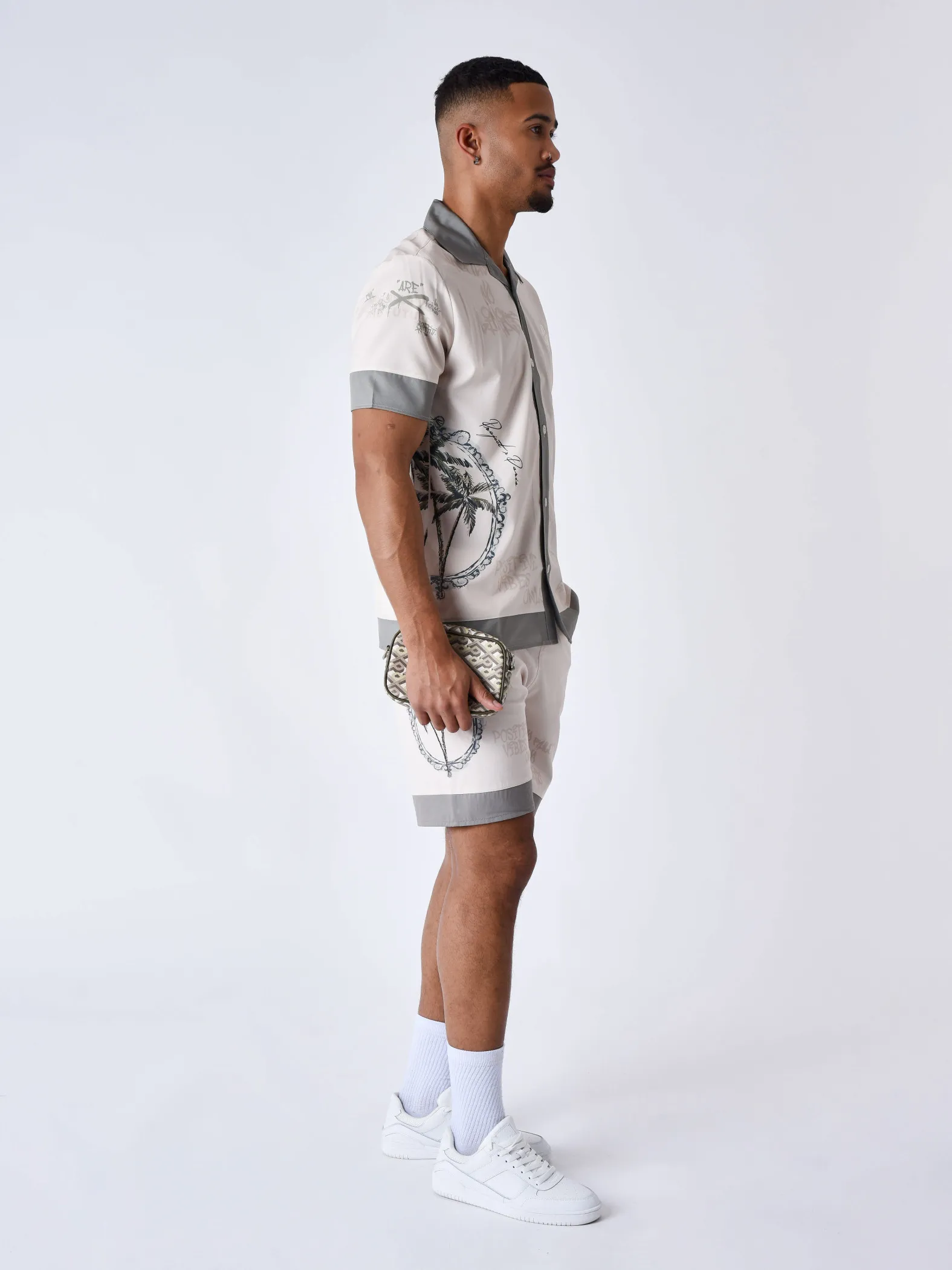 Short fluido con estampado de palmeras