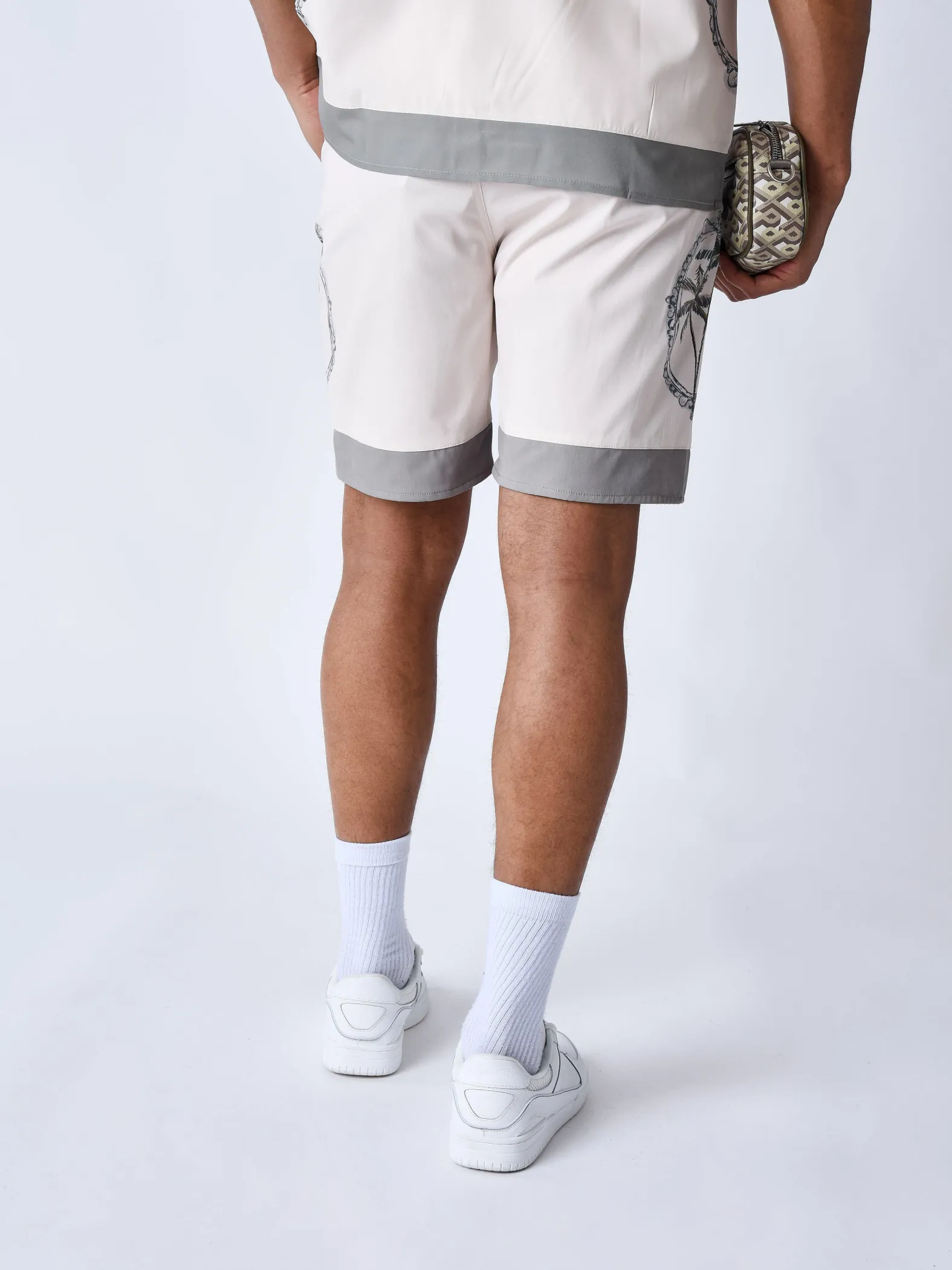 Short fluido con estampado de palmeras