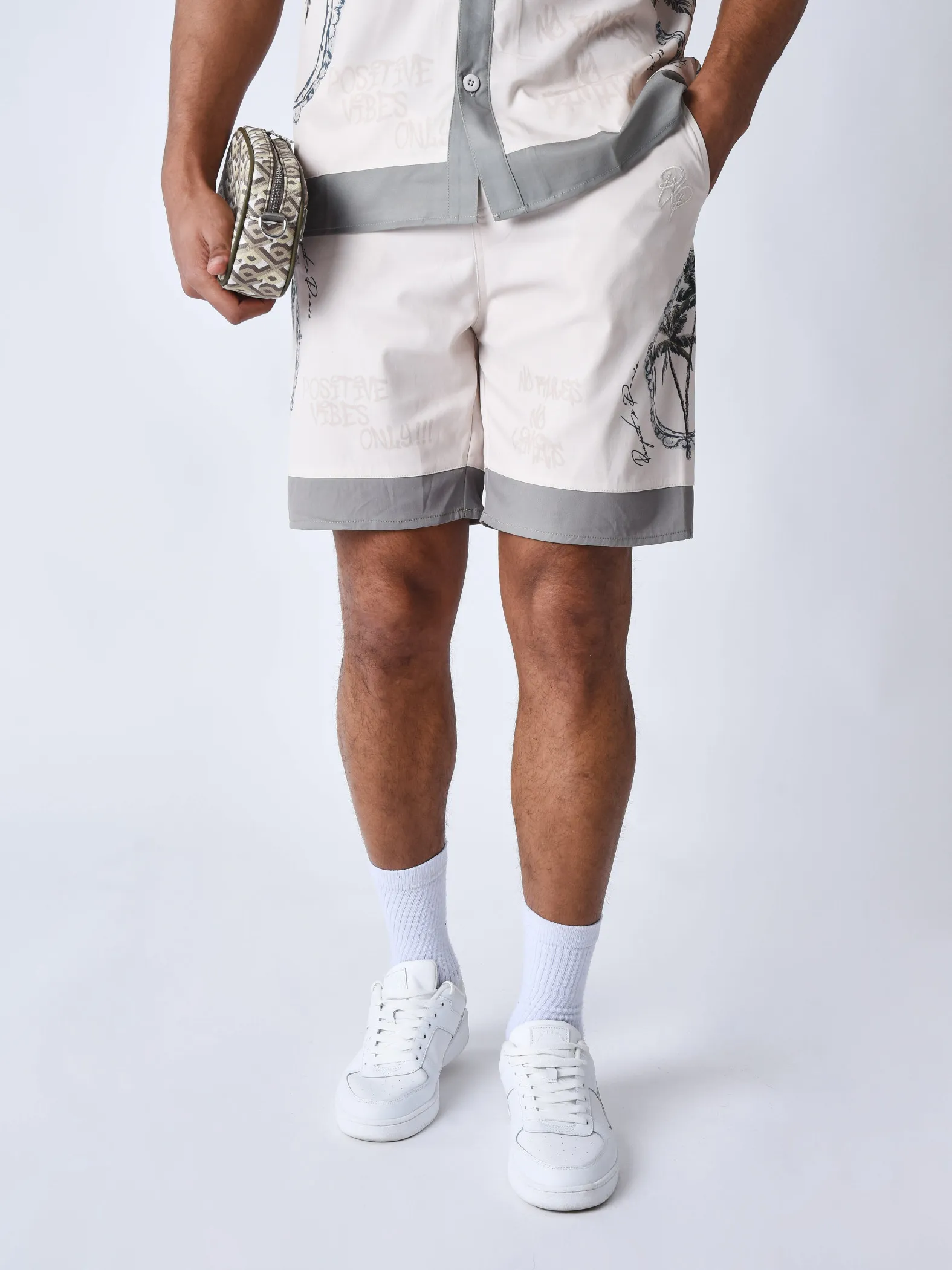 Short fluido con estampado de palmeras