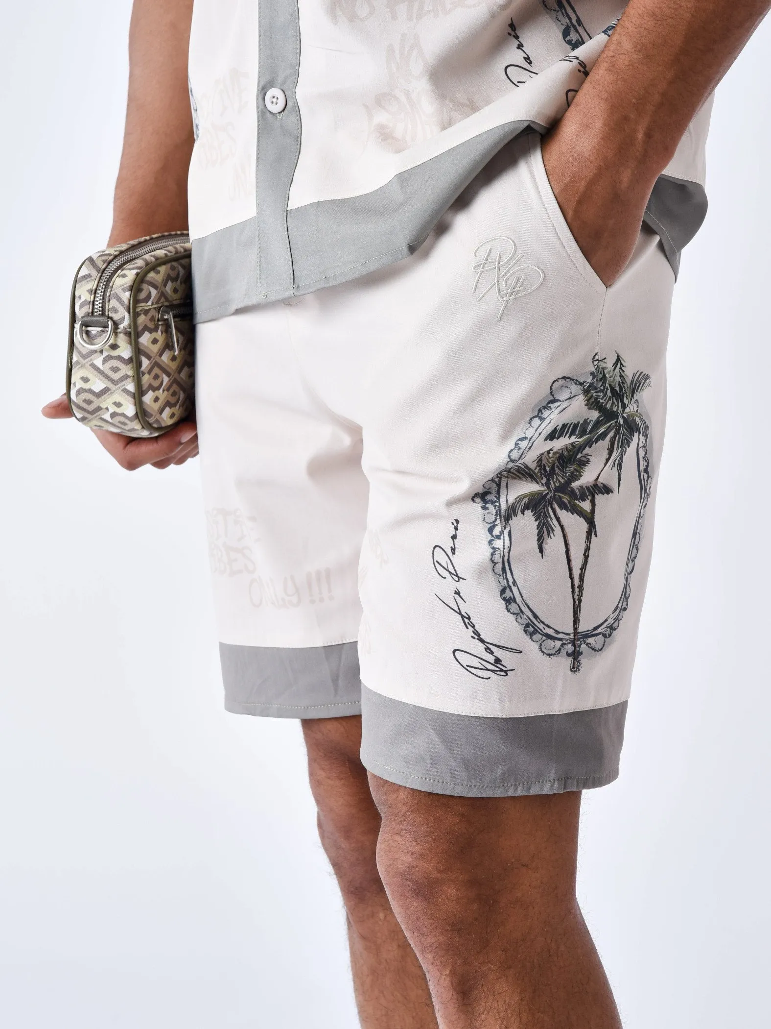 Short fluido con estampado de palmeras
