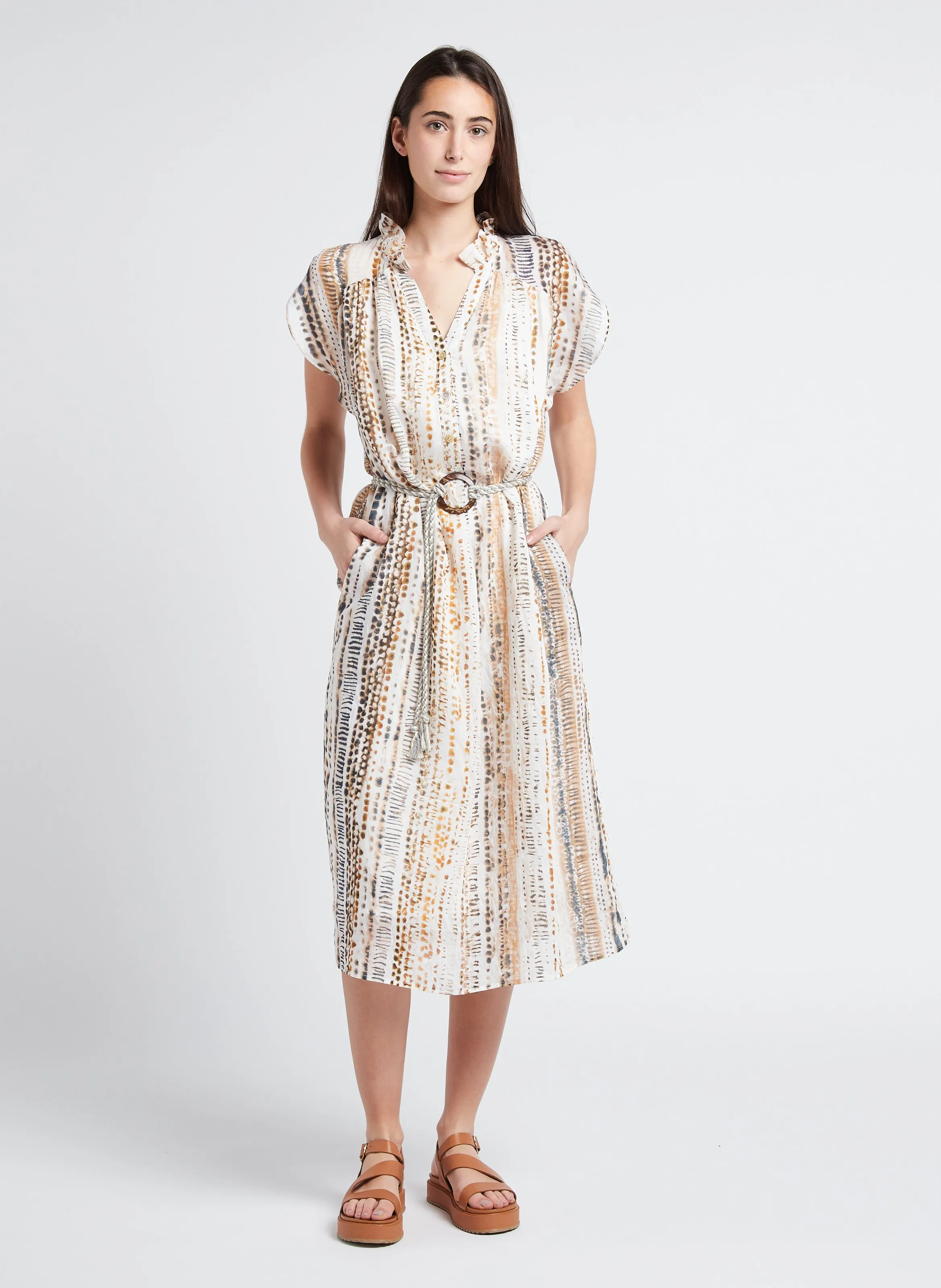 THE KORNER Vestido largo estampado con cuello de pico en beige