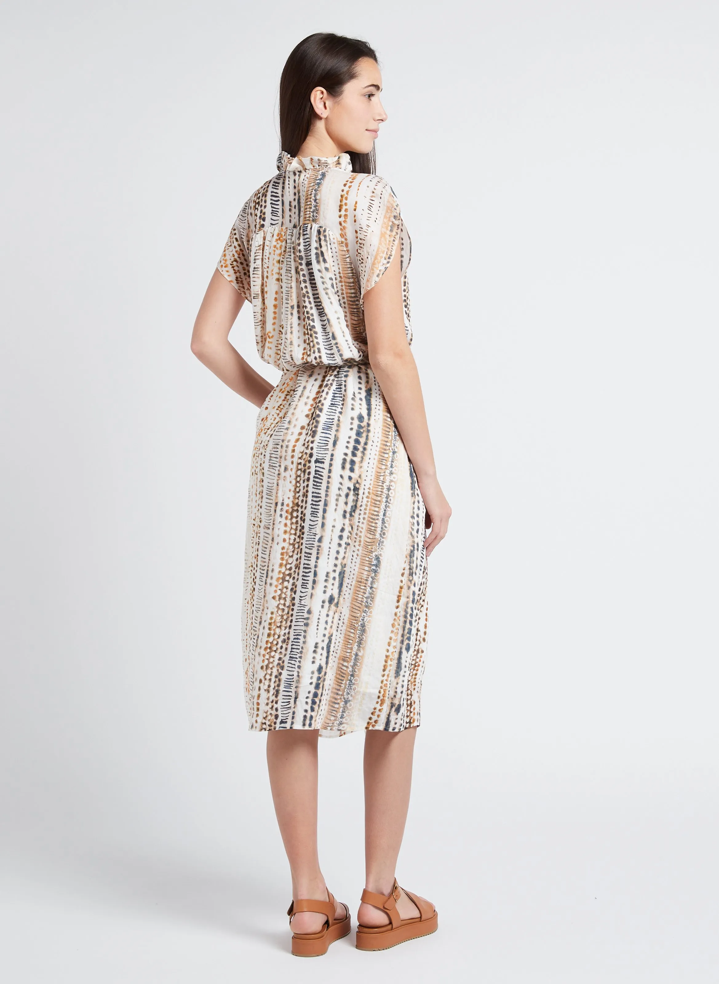 THE KORNER Vestido largo estampado con cuello de pico en beige