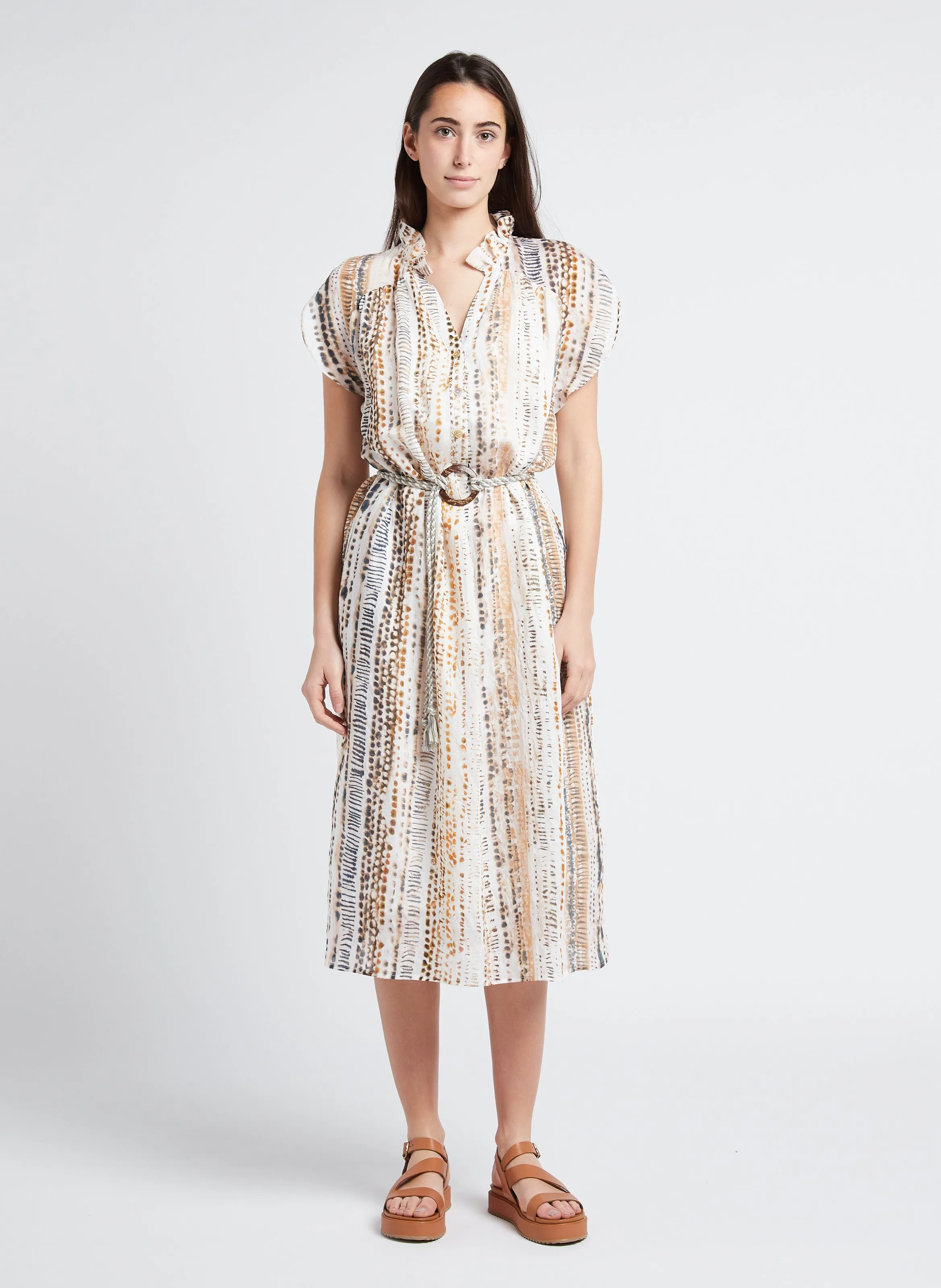THE KORNER Vestido largo estampado con cuello de pico en beige