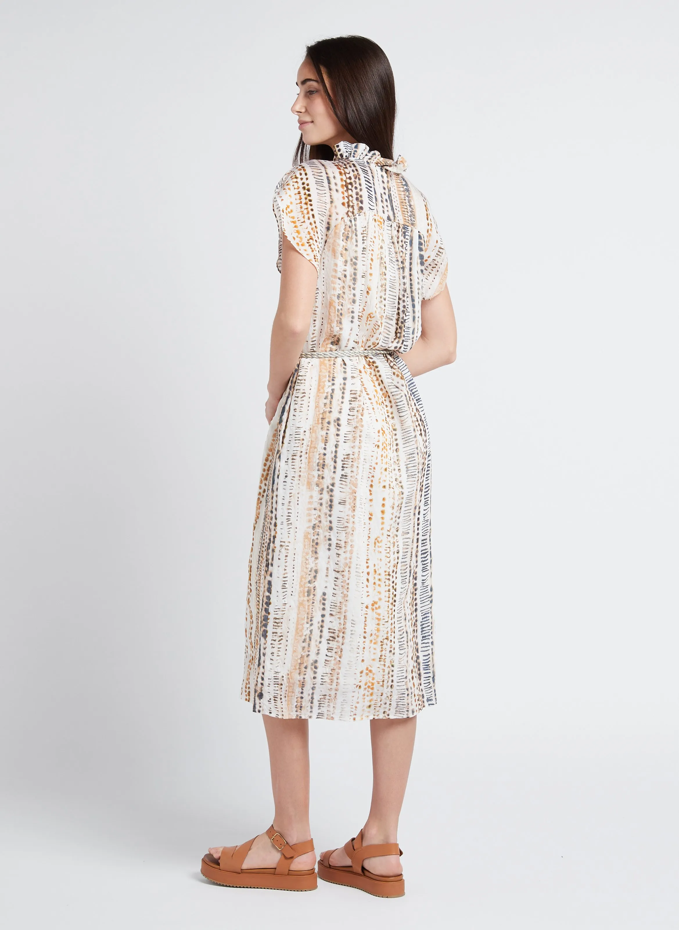 THE KORNER Vestido largo estampado con cuello de pico en beige
