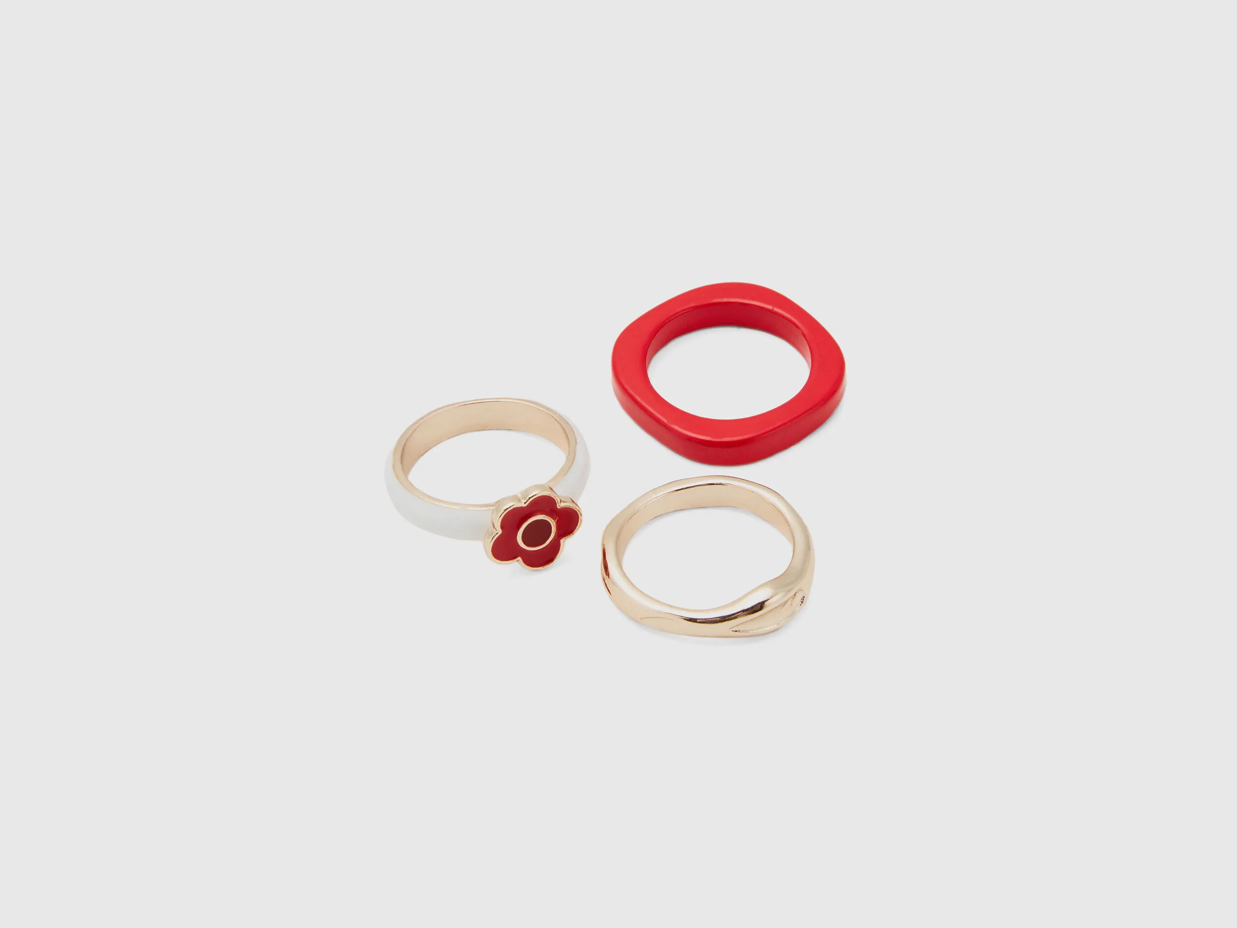 Tres anillo rojo, dorado y blanco